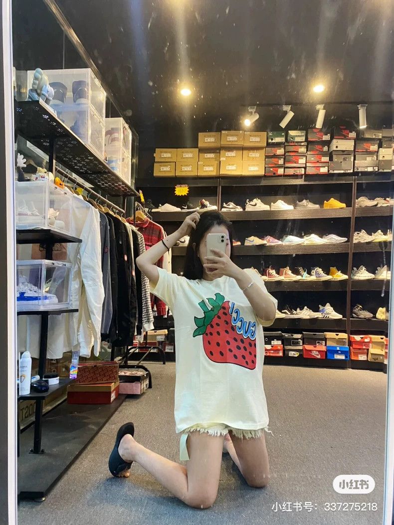 Gucci Gucci Strawberry print short-sleeved T-shirt 2503-Nextarrow Size M / US 6-8 / IT 42-44 - 5 Thumbnail