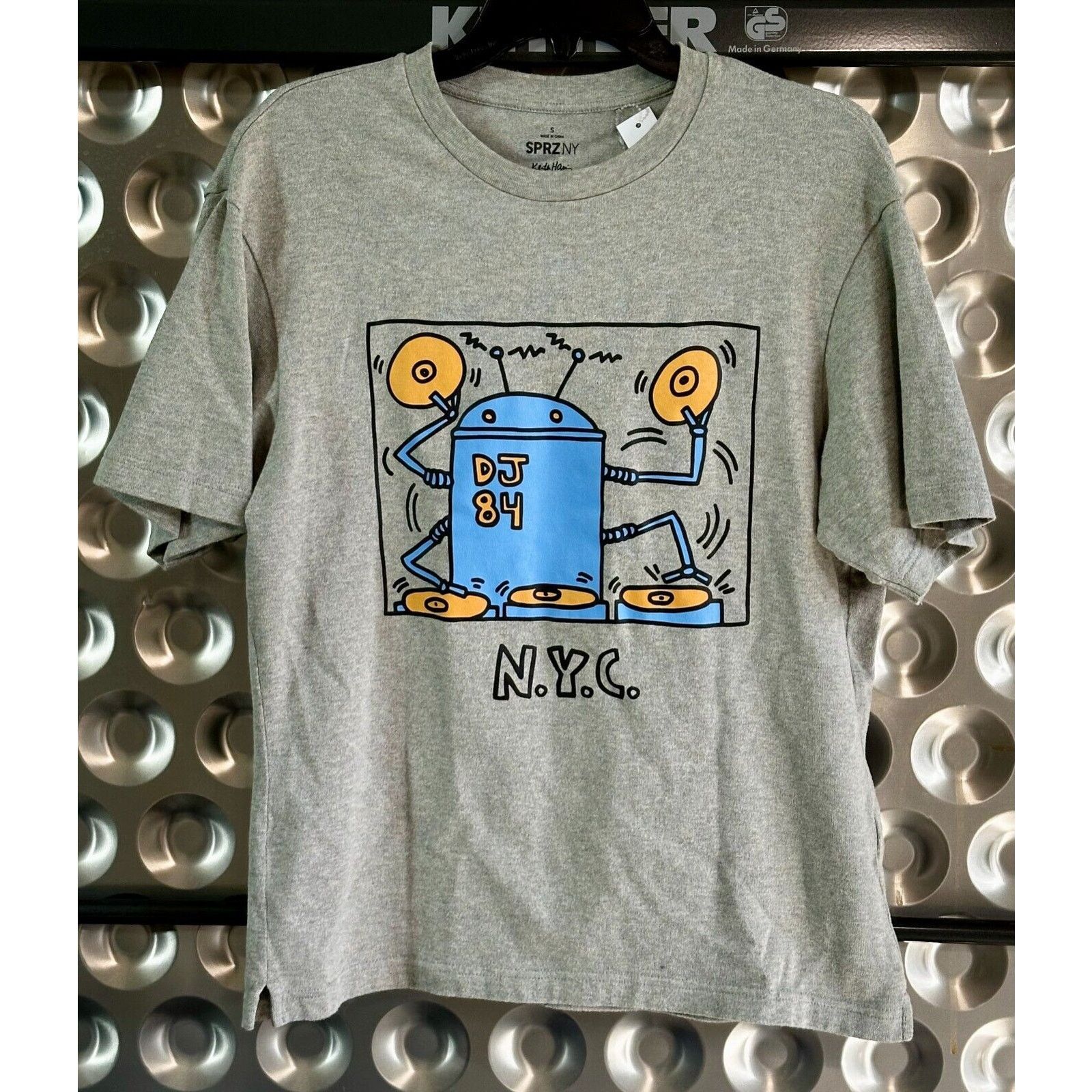 Keith Haring Keith Haring DJ Robot | Size Medium | Uniqlo MoMA SPRZ NY Size US M / EU 48-50 / 2 - 1 Thumbnail