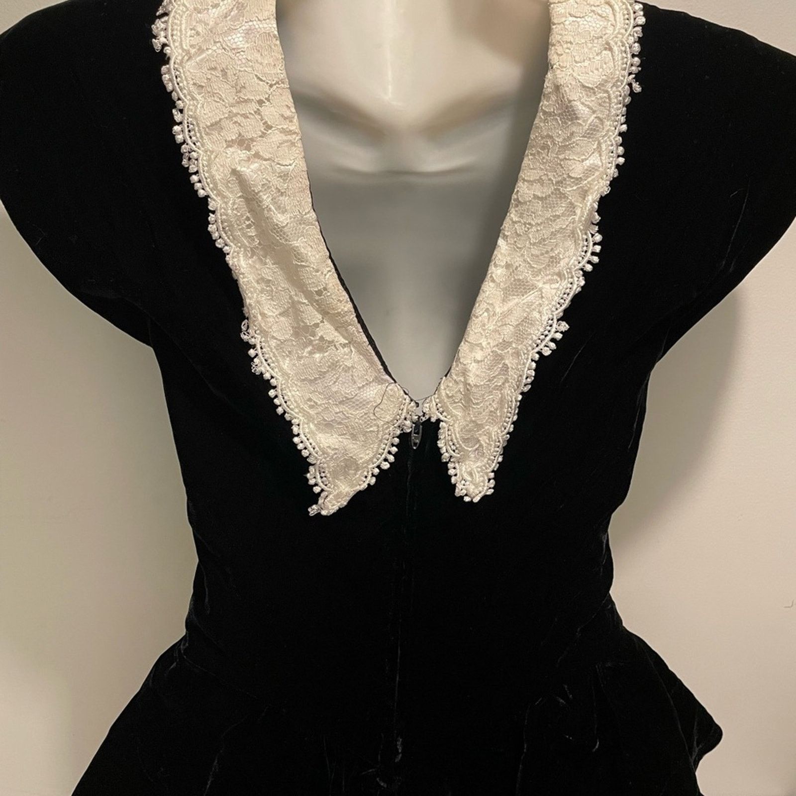 Vintage Zum Zum Vintage Black "Velvet" Peplum Style Dress White Lace Size S / US 4 / IT 40 - 7 Thumbnail