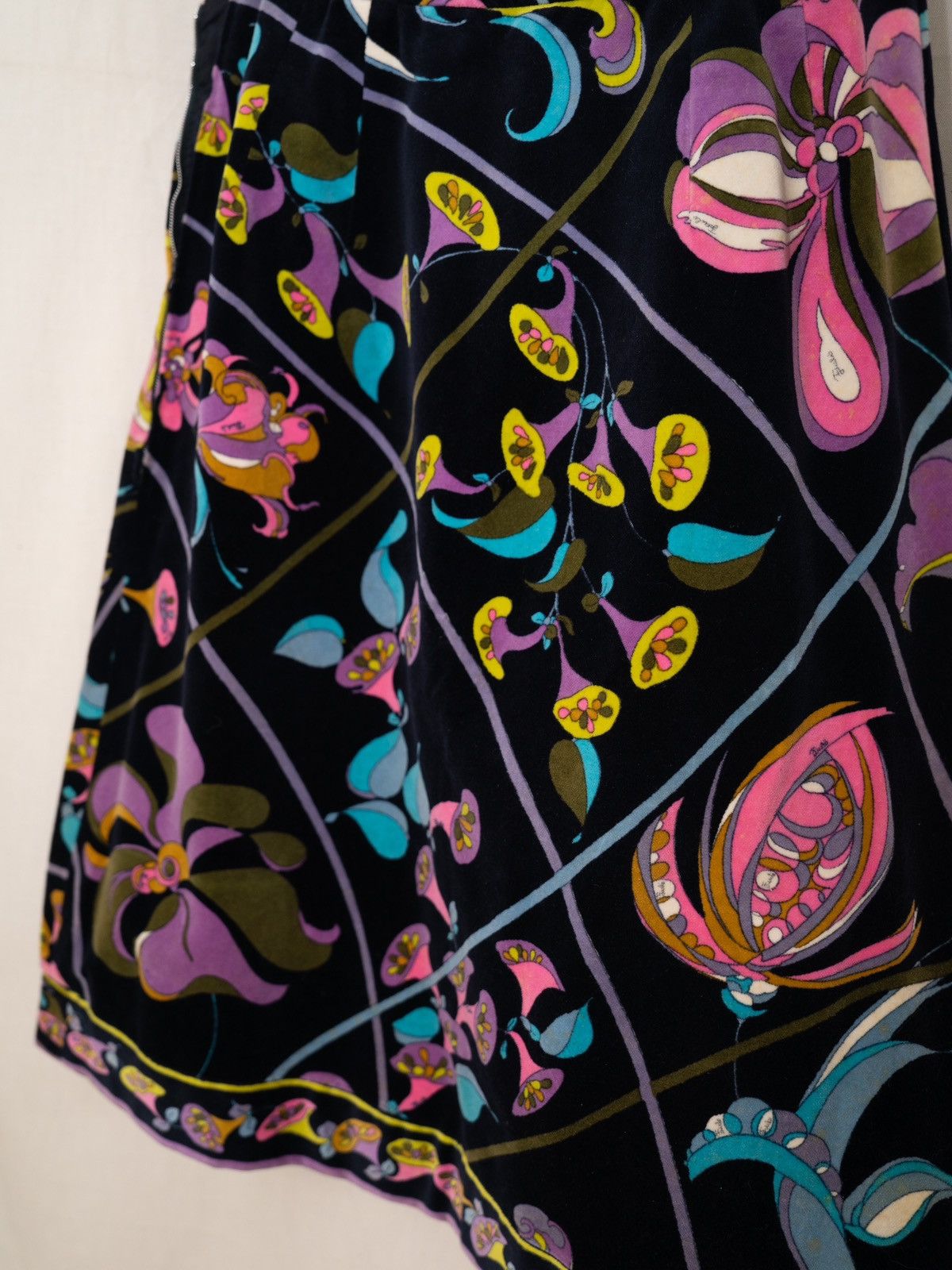 Emilio Pucci Emilio Pucci | 1960s Velvet Floral Skirt Size 27" / US 4 / IT 40 - 7 Thumbnail