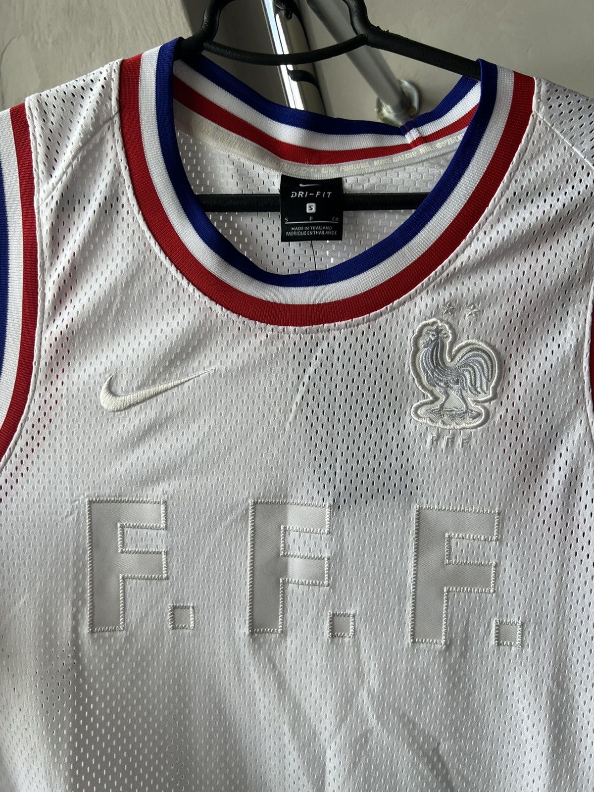 Nike NWT 2020 FFF FRANCE TEAM FOOTBALL/BASKETBALL JERSEY VESTNIKE Size US S / EU 44-46 / 1 - 6 Thumbnail