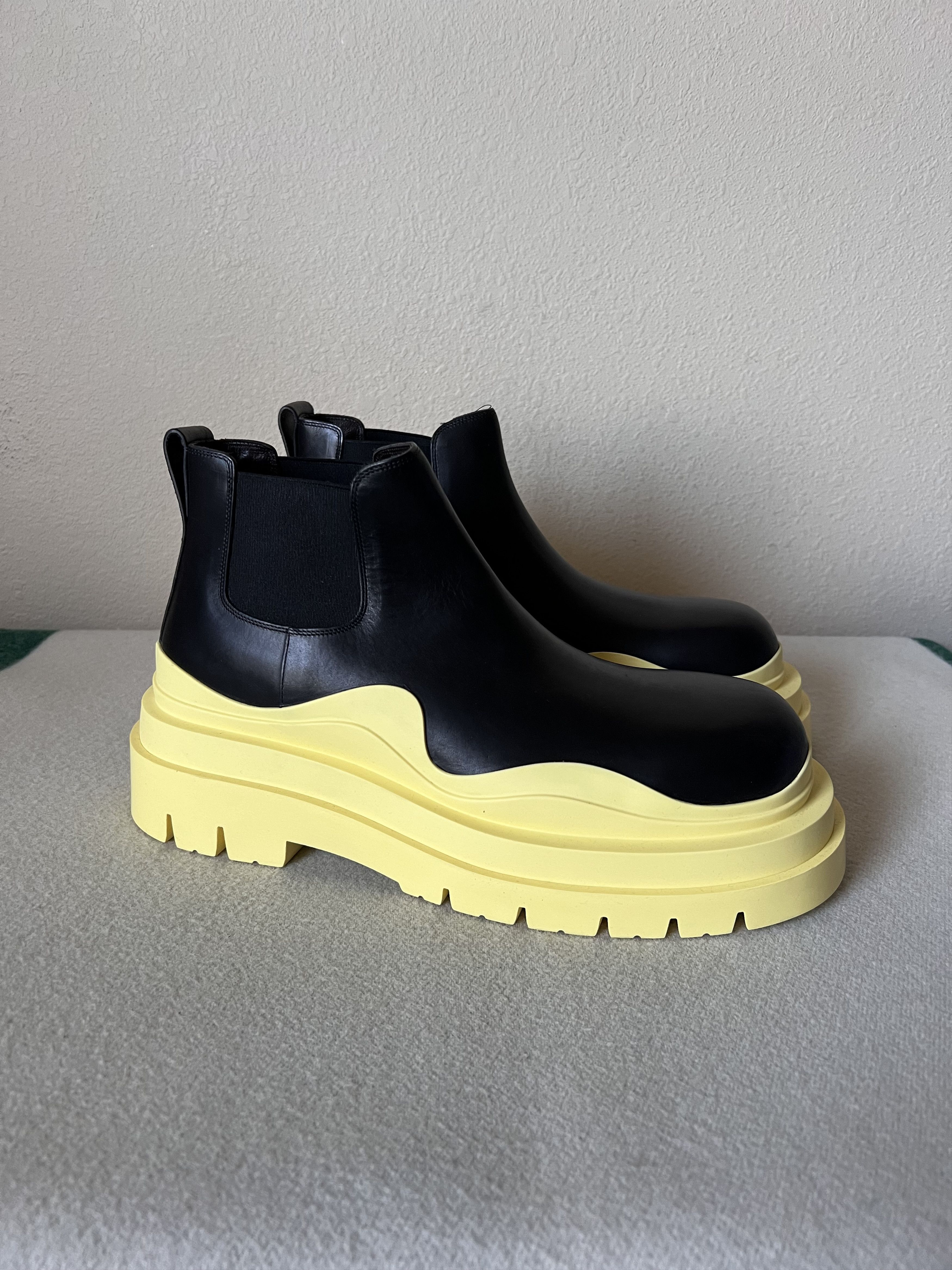 Bottega Veneta Bottega Veneta Tire Ankle Chelsea Boot in Black Lemon Size US 10 / EU 43 - 1 Thumbnail