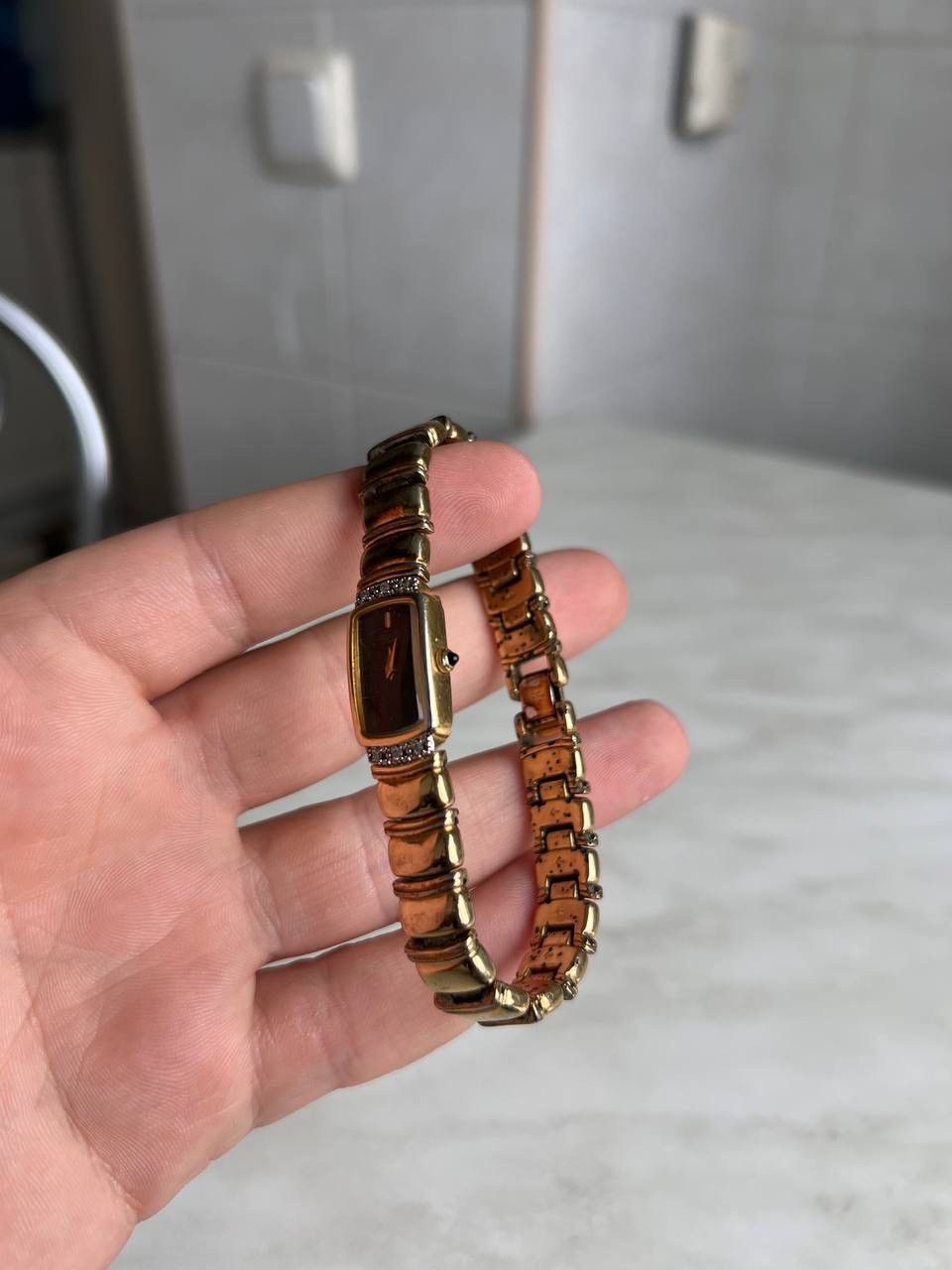 Vintage Vintage 1997 Seiko Curved Shaped Face 18 Karat Gold Plated Size ONE SIZE - 5 Thumbnail