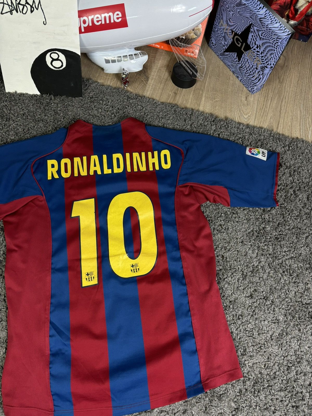 Nike × Vintage Nike Barcelona 2005/2006 Ronaldinho Home Shirt Soccer Jersey Size US XL / EU 56 / 4 - 1 Thumbnail