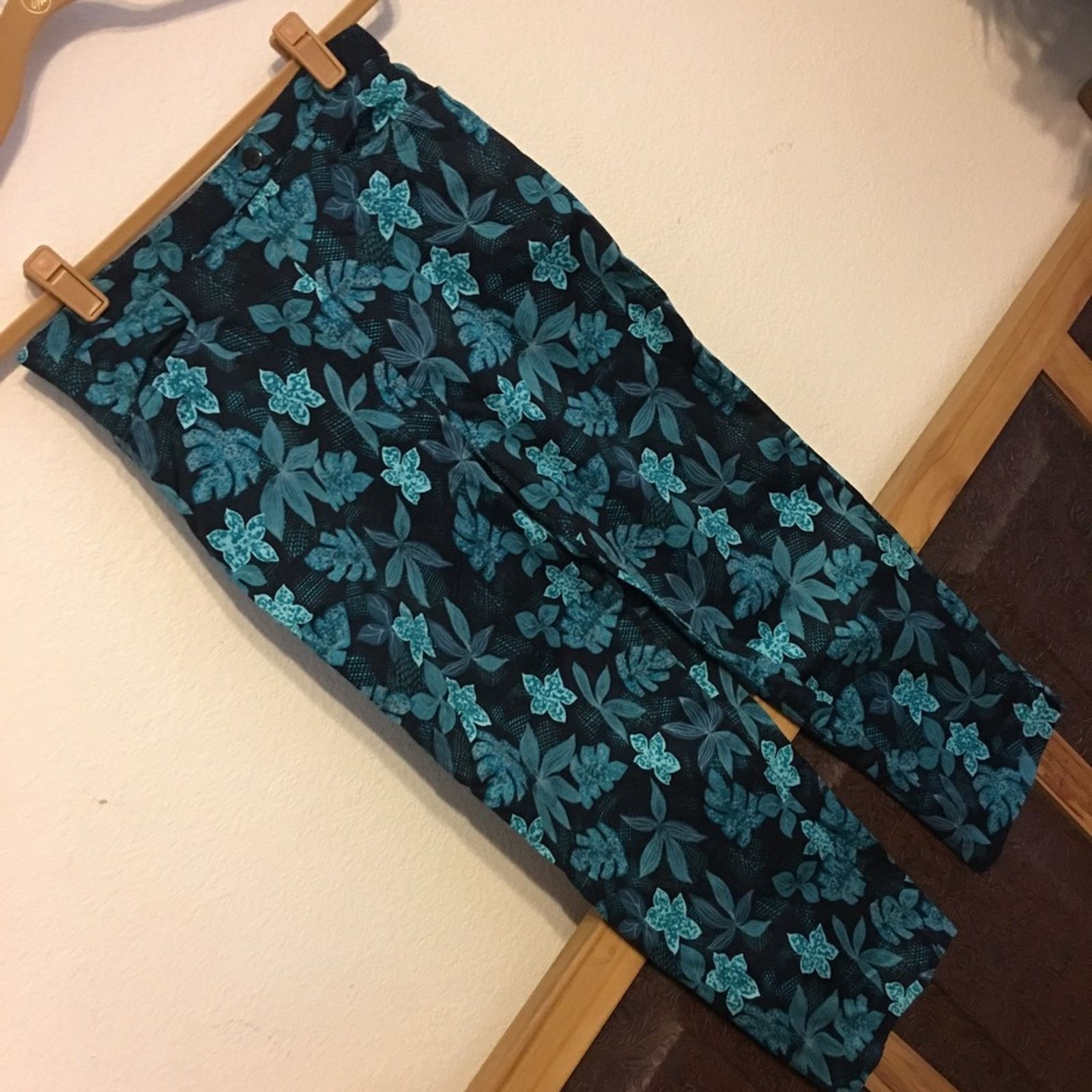 Other Sag Harbor floral stretch capris NWOT 8 Size 30" / US 8 / IT 44 - 1 Thumbnail