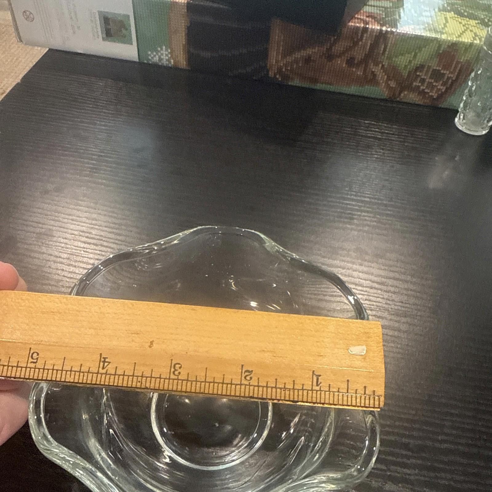 The Unbranded Brand Vintage Clear Glass Serving Bowl With Ruffle Rim EUC Size ONE SIZE - 3 Thumbnail