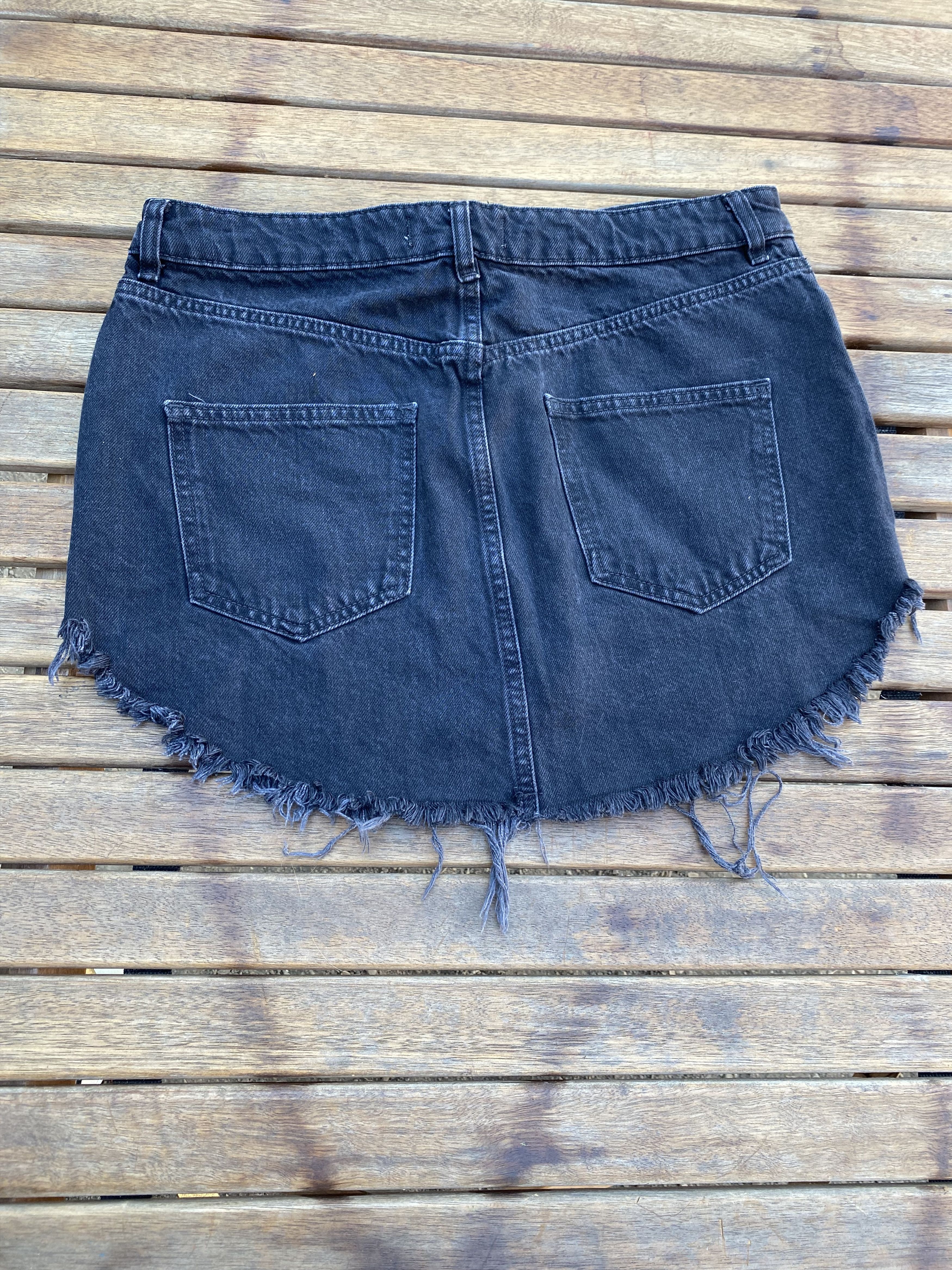 Free People Black Denim Raw Hem Mini Skirt w/Button Fly & ShirtTail Hem Size 30" / US 8 / IT 44 - 9 Thumbnail
