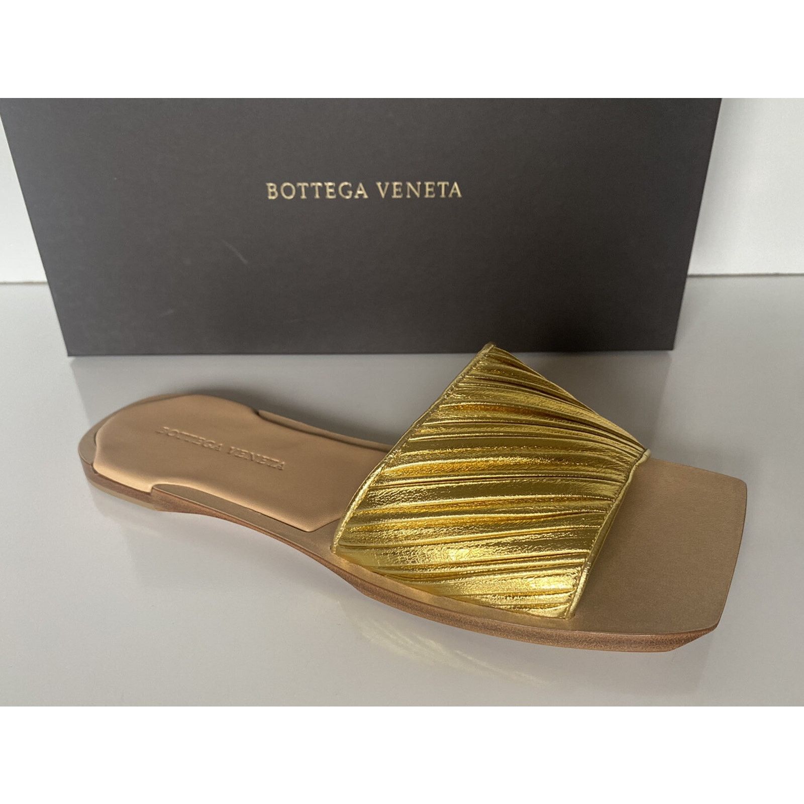 Bottega Veneta Bottega Veneta Women's Gold Sandals 9 US (39 Eu) 578409 Size US 9 / IT 39 - 4 Thumbnail