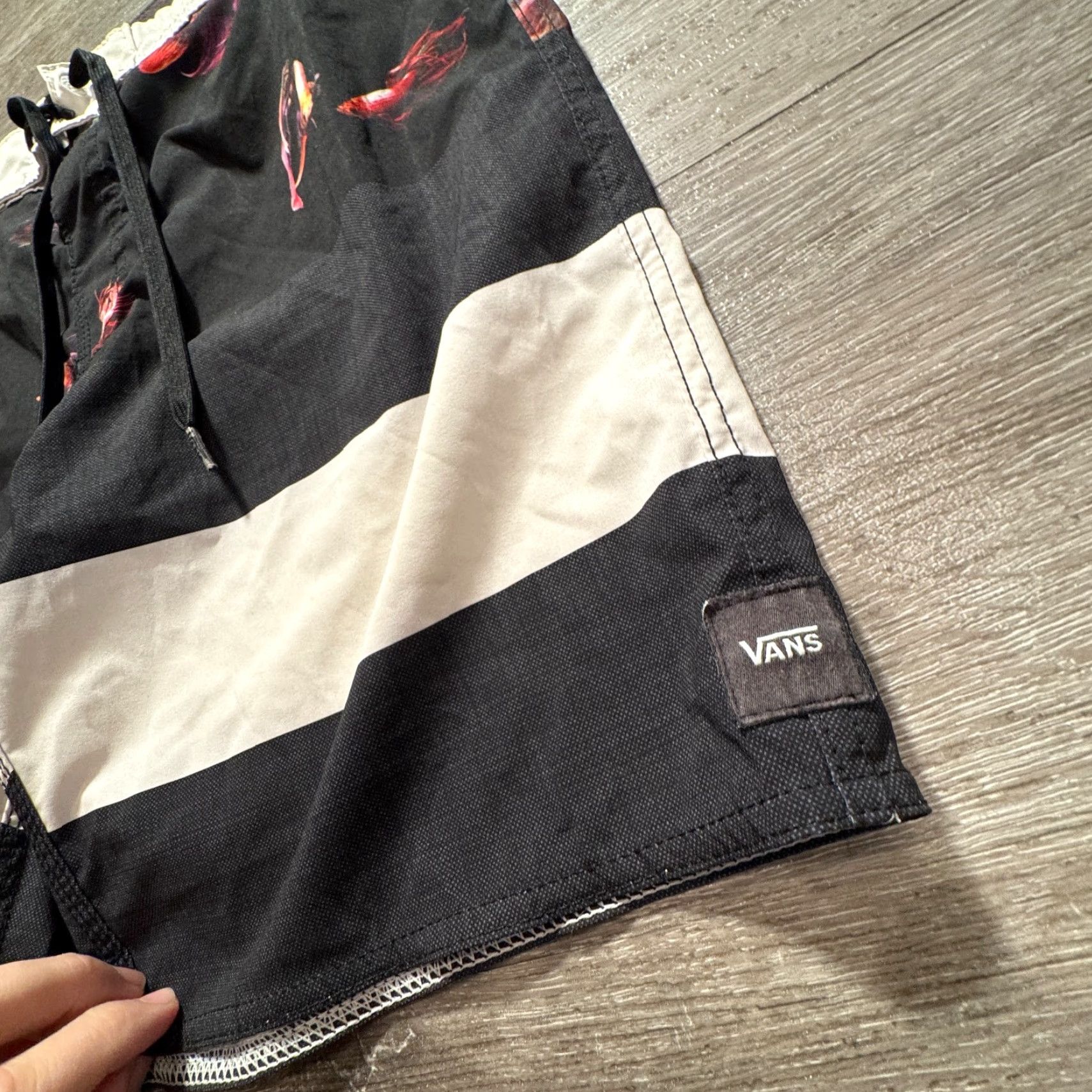 Vans VANS Board Shorts Mens 30 Swim Trunks Off The Wall Floral Modern Drawstring 8" Multicolor Polyester Quick Dry Pockets Surfing Men's 30 Floral 8" Size US 30 / EU 46 - 2 Thumbnail