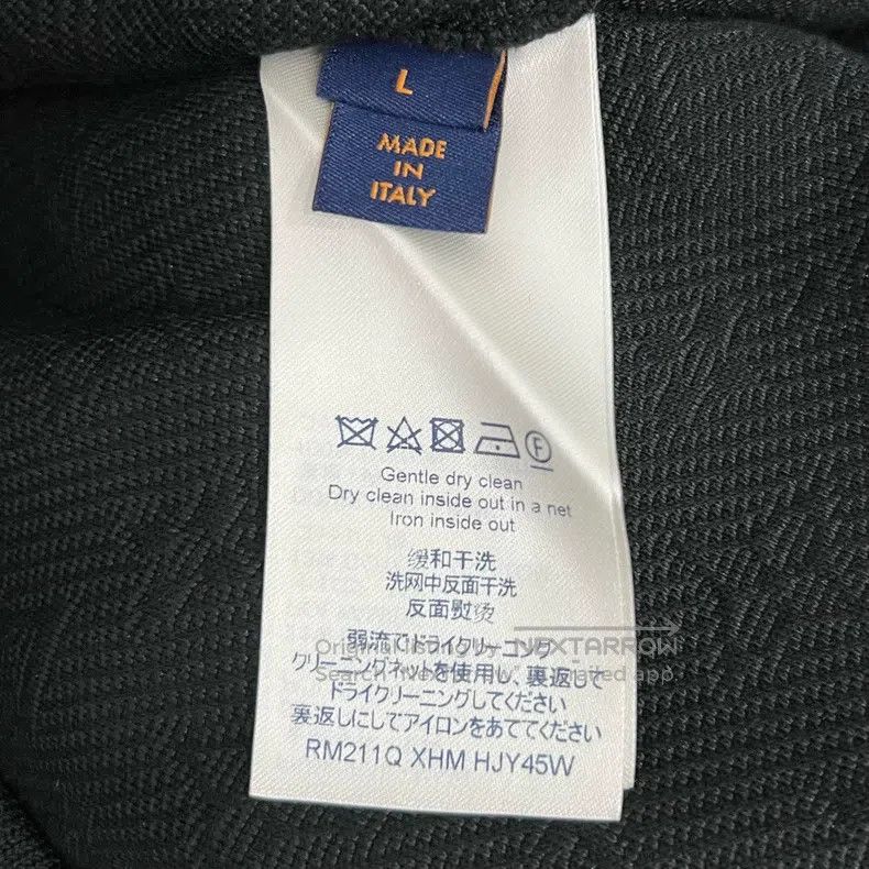Louis Vuitton Louis Vuitton Embossed dark pattern full logo jacket Size US L / EU 52-54 / 3 - 6 Thumbnail