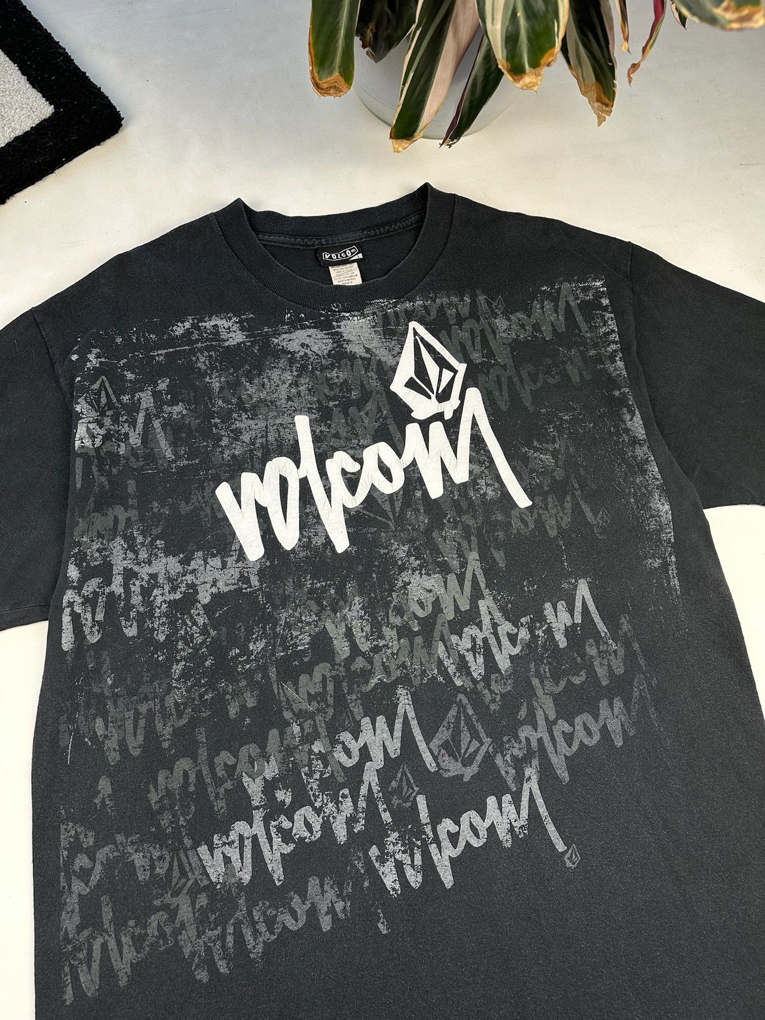 Volcom VINTAGE VOLCOM TEE ART SKATEWEAR ABSTRACT Y2K 90s Size US L / EU 52-54 / 3 - 3 Thumbnail
