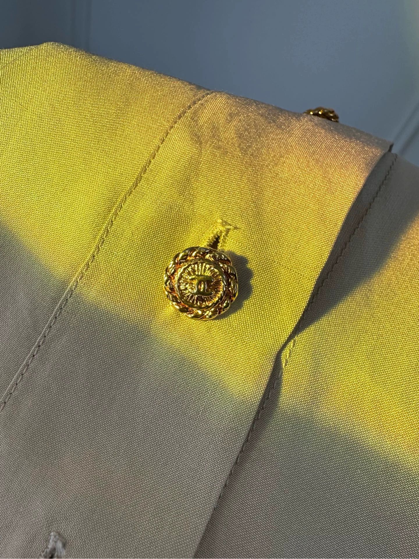 Chanel CHANEL Vintage Camellia Gold Paneled Blouse Women Beige Size M / US 6-8 / IT 42-44 - 8 Thumbnail