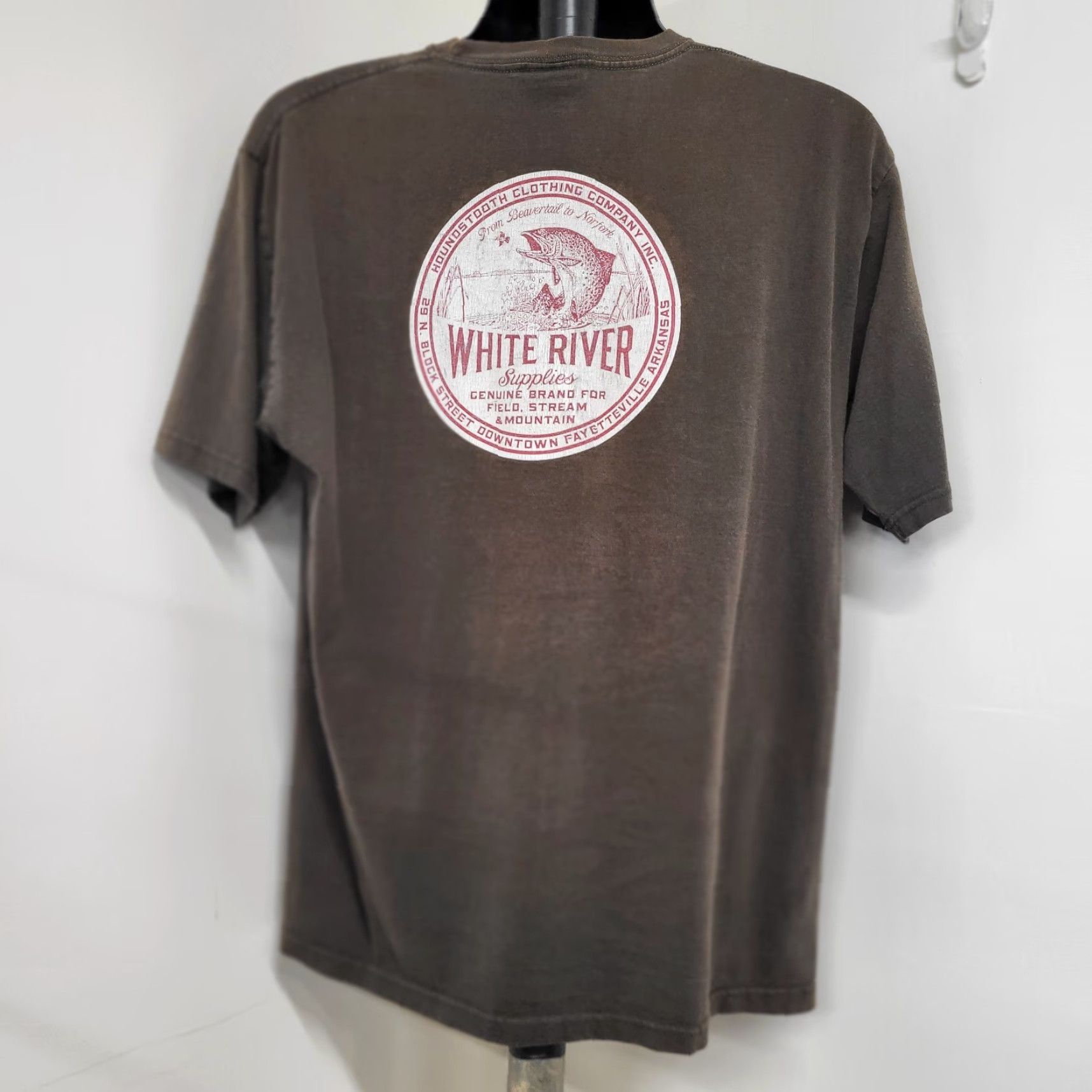 CO Houndstooth Clothing Co T-Shirt Men XL Red Trout White River Fishing EUC Graphic Print Short Sleeve Crew Neck Waterways Theme Mens Toys? Size US XL / EU 56 / 4 - 3 Thumbnail