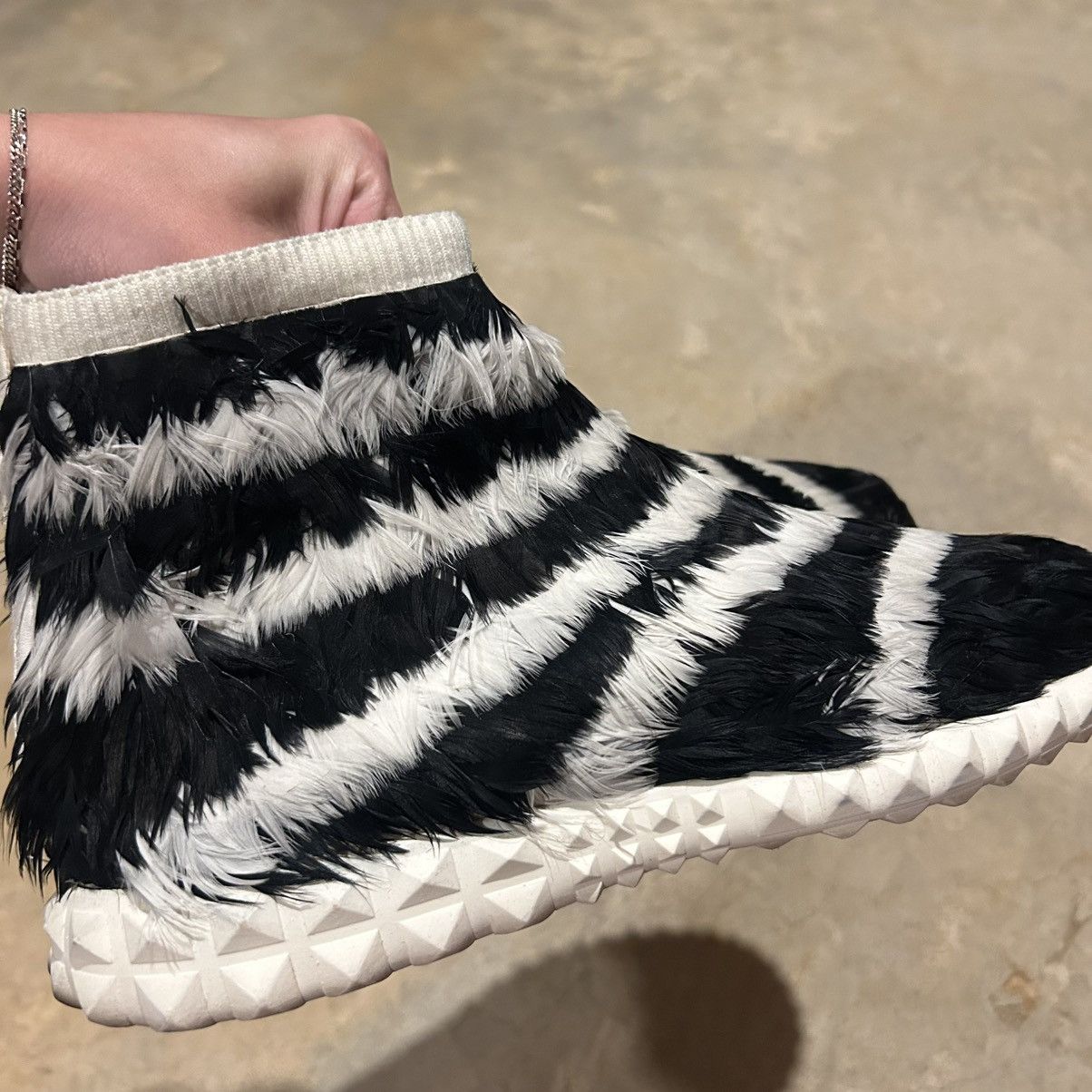 Designer × Valentino Valentino Garavani Feather Embellished Sneakers US 7.5 Size US 7.5 / EU 40-41 - 9 Thumbnail