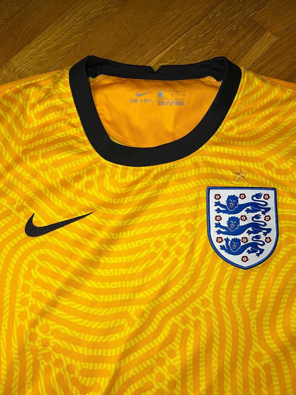 Nike Nike England national soccer team goalkeeper tee Size US L / EU 52-54 / 3 - 3 Thumbnail
