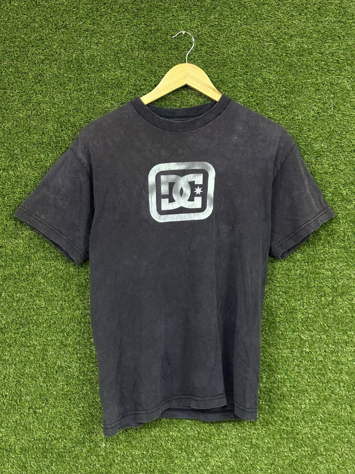 DC DC Distressed Center Mini Logo T Shirt Grey Faded Black Size US S / EU 44-46 / 1 - 1 Thumbnail