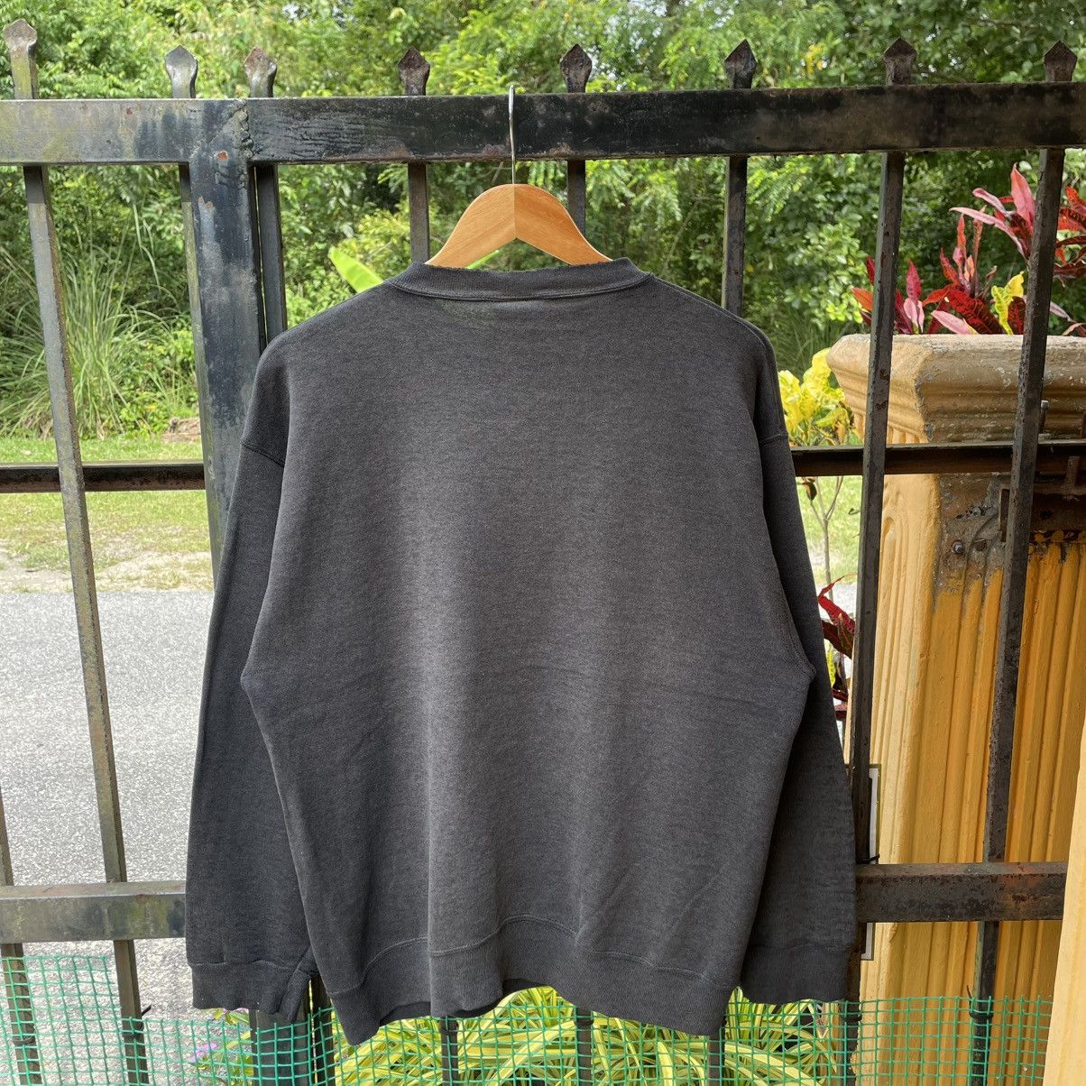 Vintage 🔥Vintage 90s Tazmania Big Logo Faded Distress Sweatshirts Size US M / EU 48-50 / 2 - 2 Thumbnail