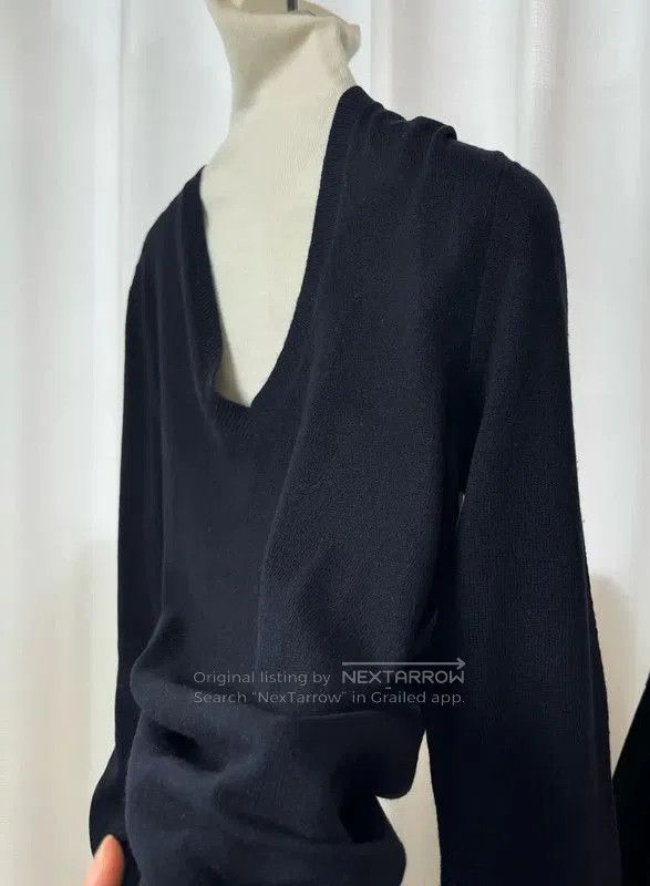 Max Mara MaxMara Women's V-Neck Wool Sweater in Dark Blue . Size XXS / US 00 / IT 34 - 5 Thumbnail