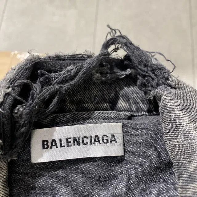 Other Balenciaga Distressed Collar Hole Denim Jacket Size XS / US 0-2 / IT 36-38 - 3 Thumbnail