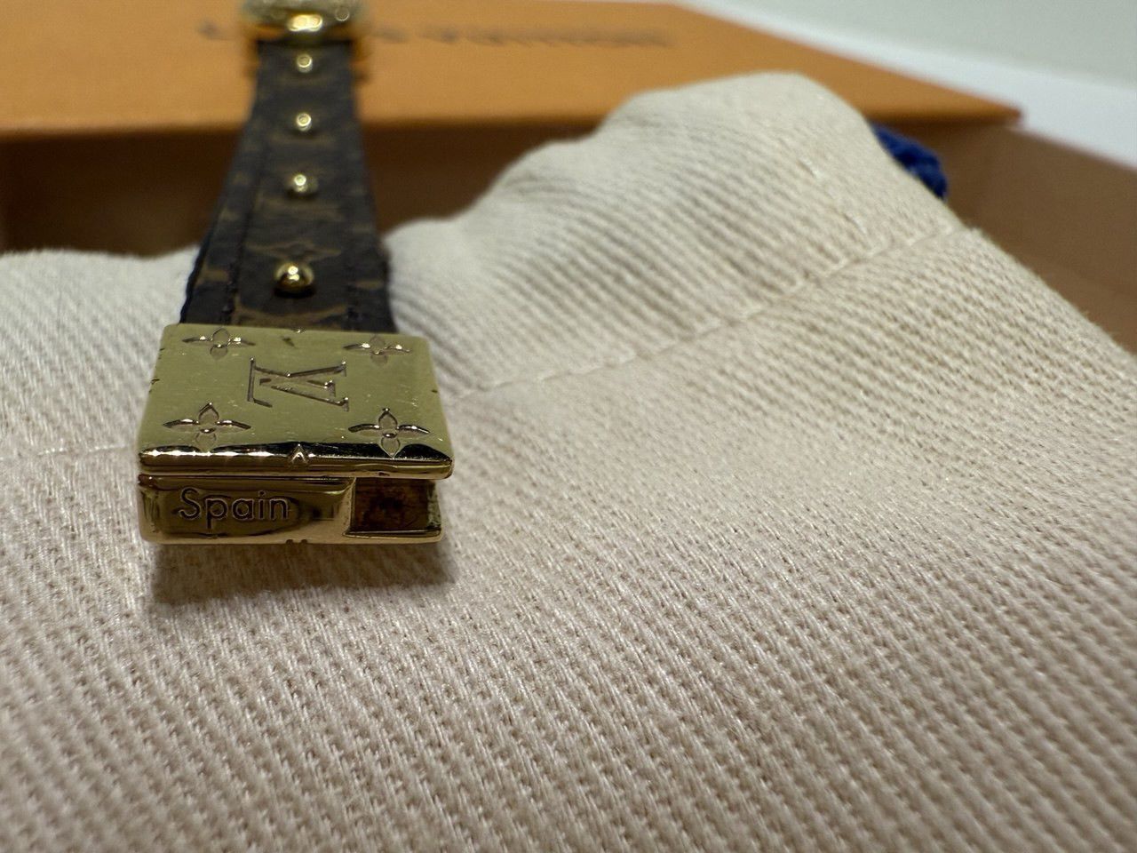 Louis Vuitton Louis Vuitton Reversible LV Circle Bracelet Monogram Noir Size ONE SIZE - 5 Thumbnail