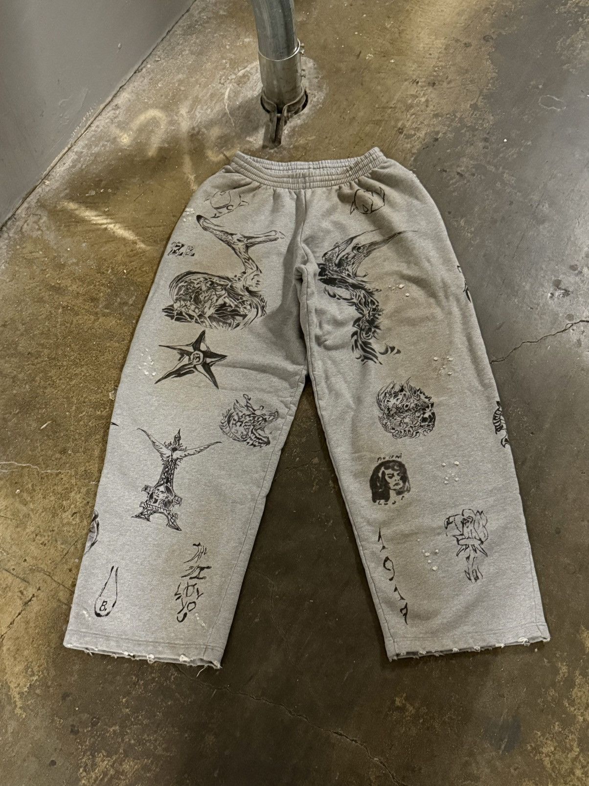 BALENCIAGA llic Tattoo Flare Sweatpants パンツ ロゴ Balenciaga Men's Terry Metallic Tattoo Flare Sweatpants