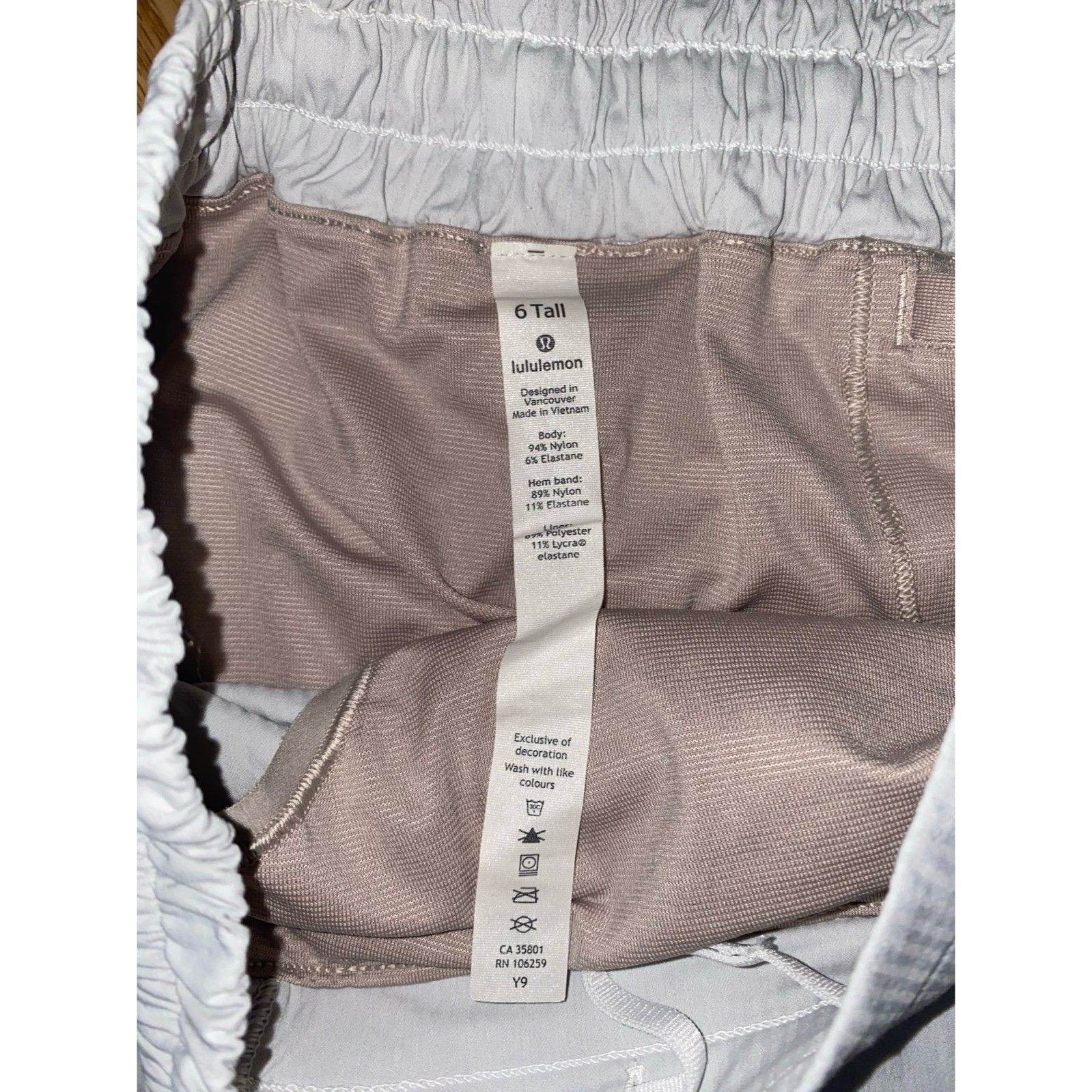 Lululemon Lululemon short size 6 l very good condition. Size 22" - 3 Thumbnail