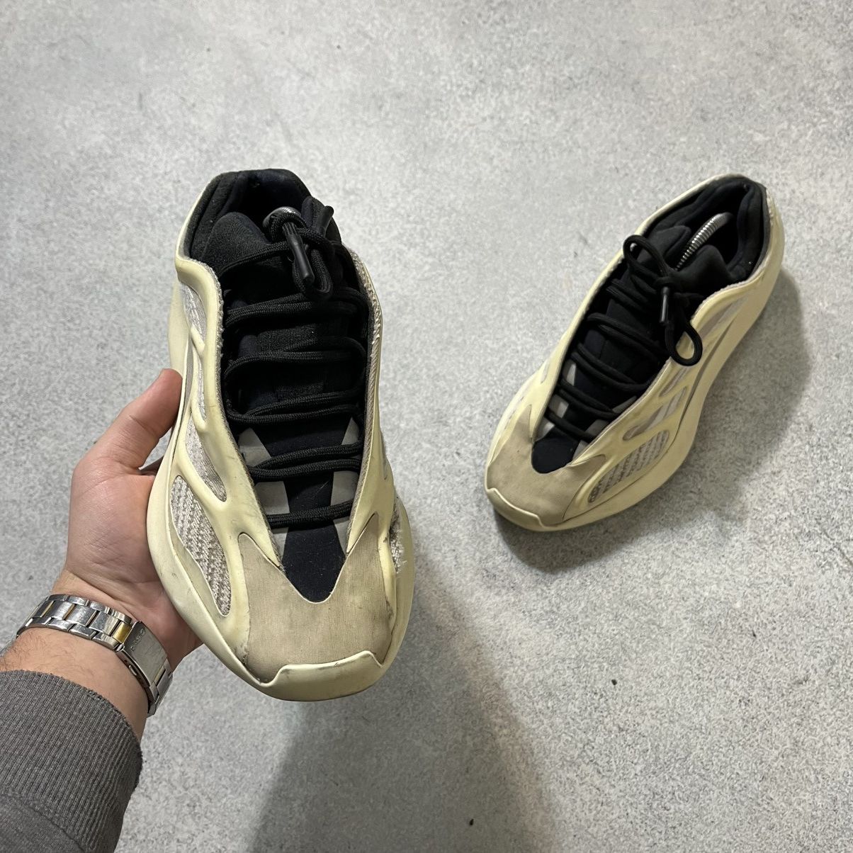 Adidas × Kanye West ADIDAS YEEZY 700 v3 Size US 8.5 / EU 41-42 - 2 Thumbnail