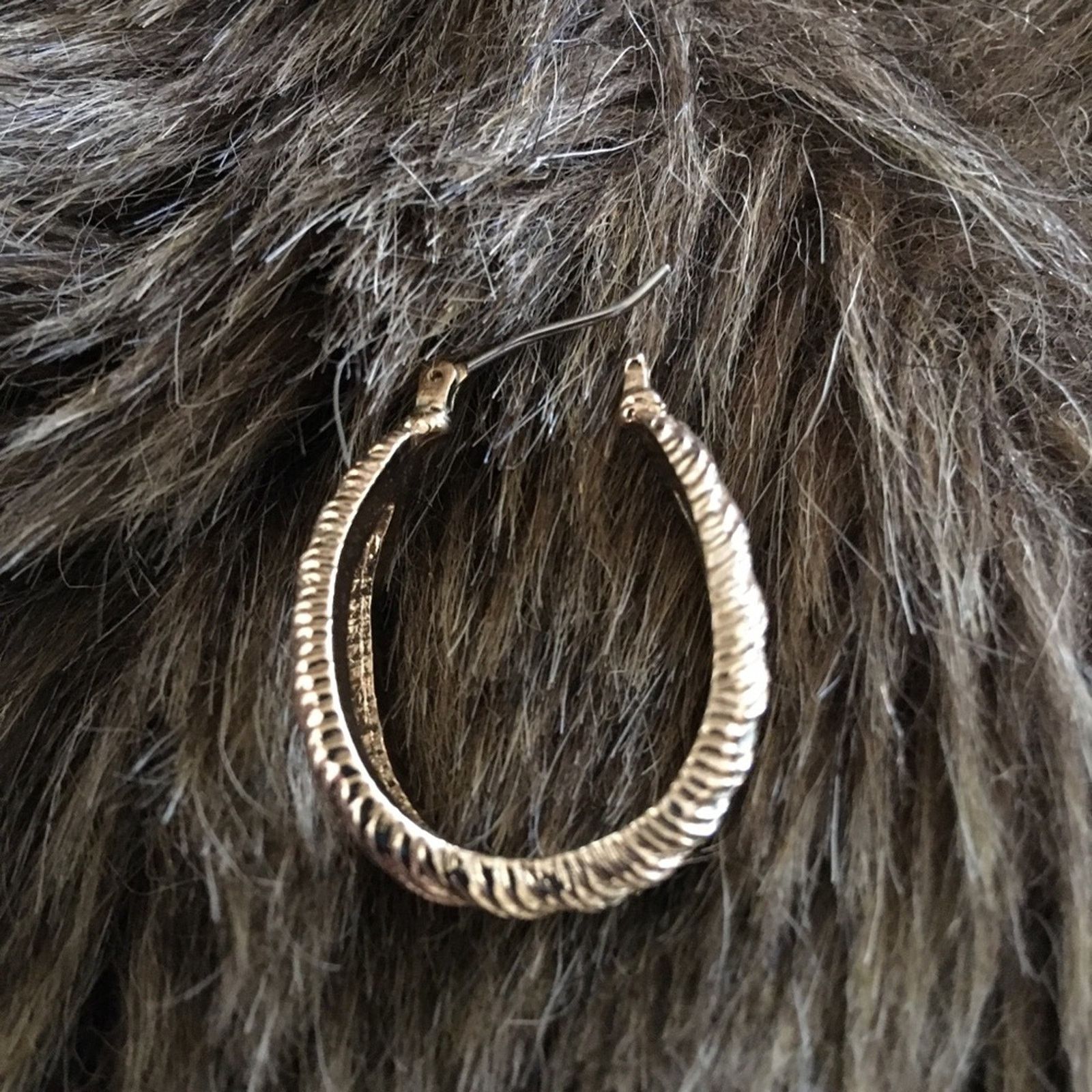 Vintage Vintage textured gold tone hoop latch earrings Size ONE SIZE - 5 Thumbnail