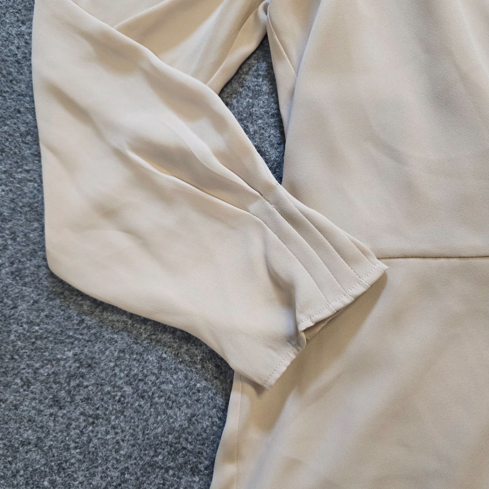 Donna Karan **Beige Tan Donna Karan Women's V Neck Long Sleeve Blouse** User: Beige Tan Donna Karan Women's V Neck Long Sleeve Top ** Size L / US 10 / IT 46 - 3 Thumbnail