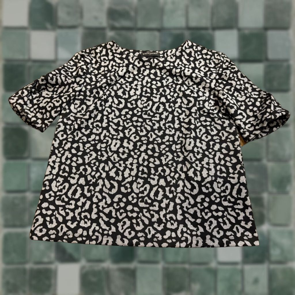 Banana Republic Banana Republic Blouse Shirt Womens Small Black Short Sleeve Crew Neck Button Basic Workwear Blouse S Regular Black Mens? Size S / US 4 / IT 40 - 1 Thumbnail