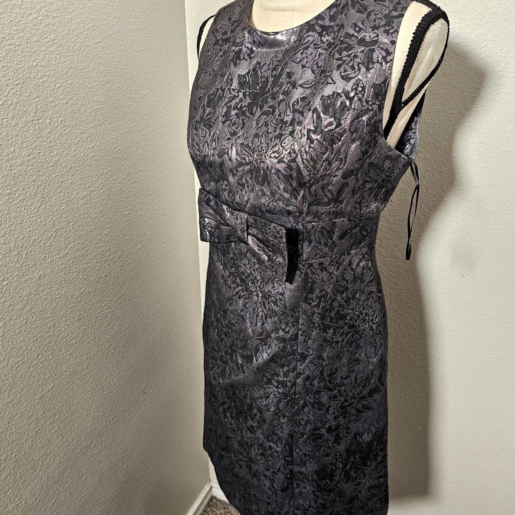 BB Dakota BB Dakota Women’s Sleeveless City Lines Shift Dress Size 8 Metallic Black Floral Lined Midi 100% Polyester Size M / US 6-8 / IT 42-44 - 2 Thumbnail