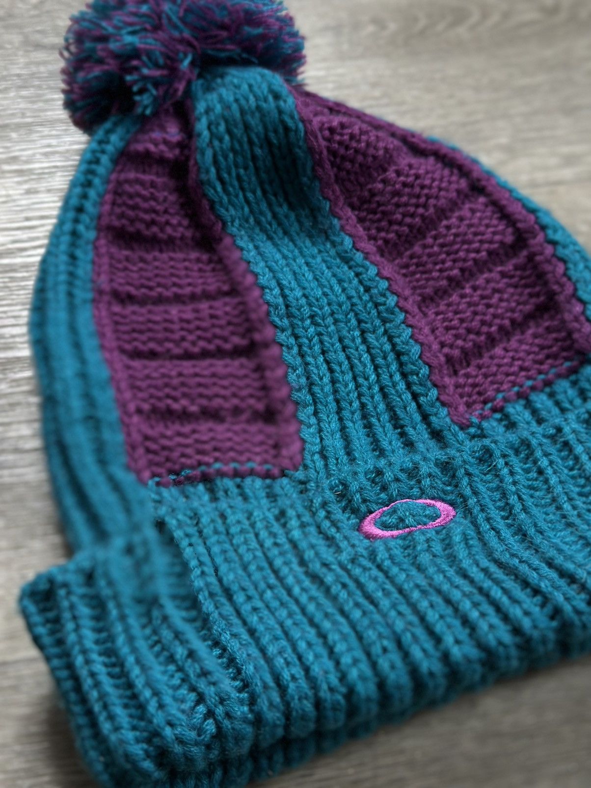 Oakley 🫧OAKLEY VINTAGE BEANIE POM POM HAT TEAL PURPLE SKI SNOW Size ONE SIZE - 6 Thumbnail