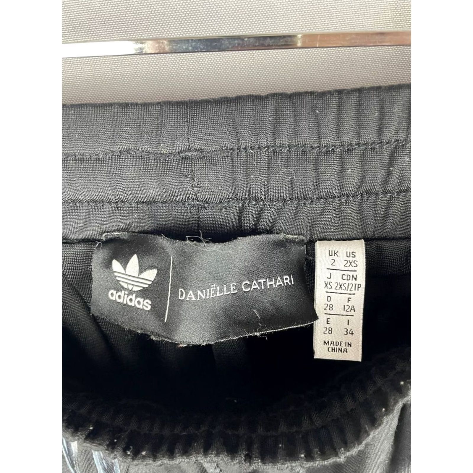 Adidas Adidas Pants Women XS Black Sweatpants Regular Inseam 30" Elastic Waist Breathable Gym & Training 90s Modern Size 26" / US 2 / IT 38 - 3 Thumbnail
