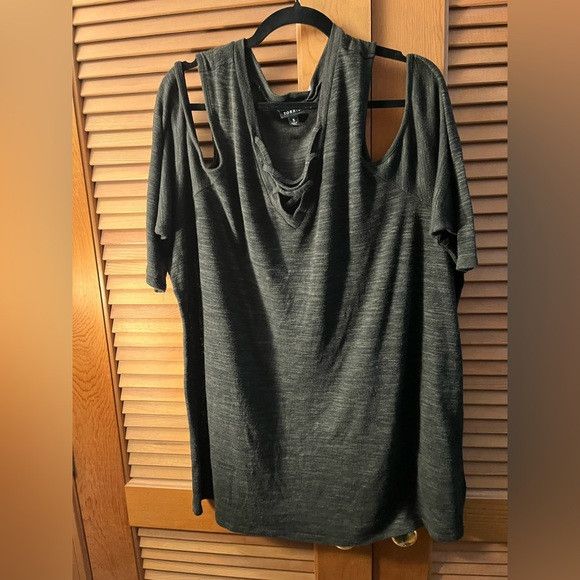 Torrid Torrid Foxy V-Neck Lace-Up Cold Shoulder Top size 5x Size 4XL / US 24-26 - 1 Thumbnail
