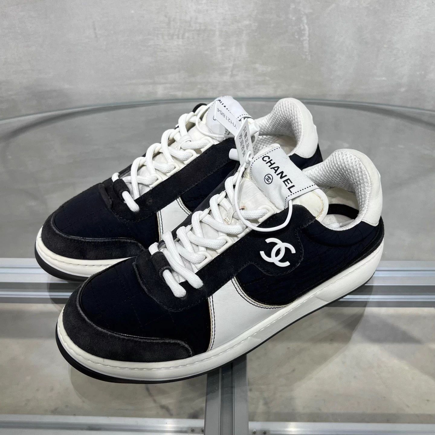 Chanel CHANEL logo leather low-top black/white EUR38 sneakers Size US 7 / IT 37 - 2 Thumbnail