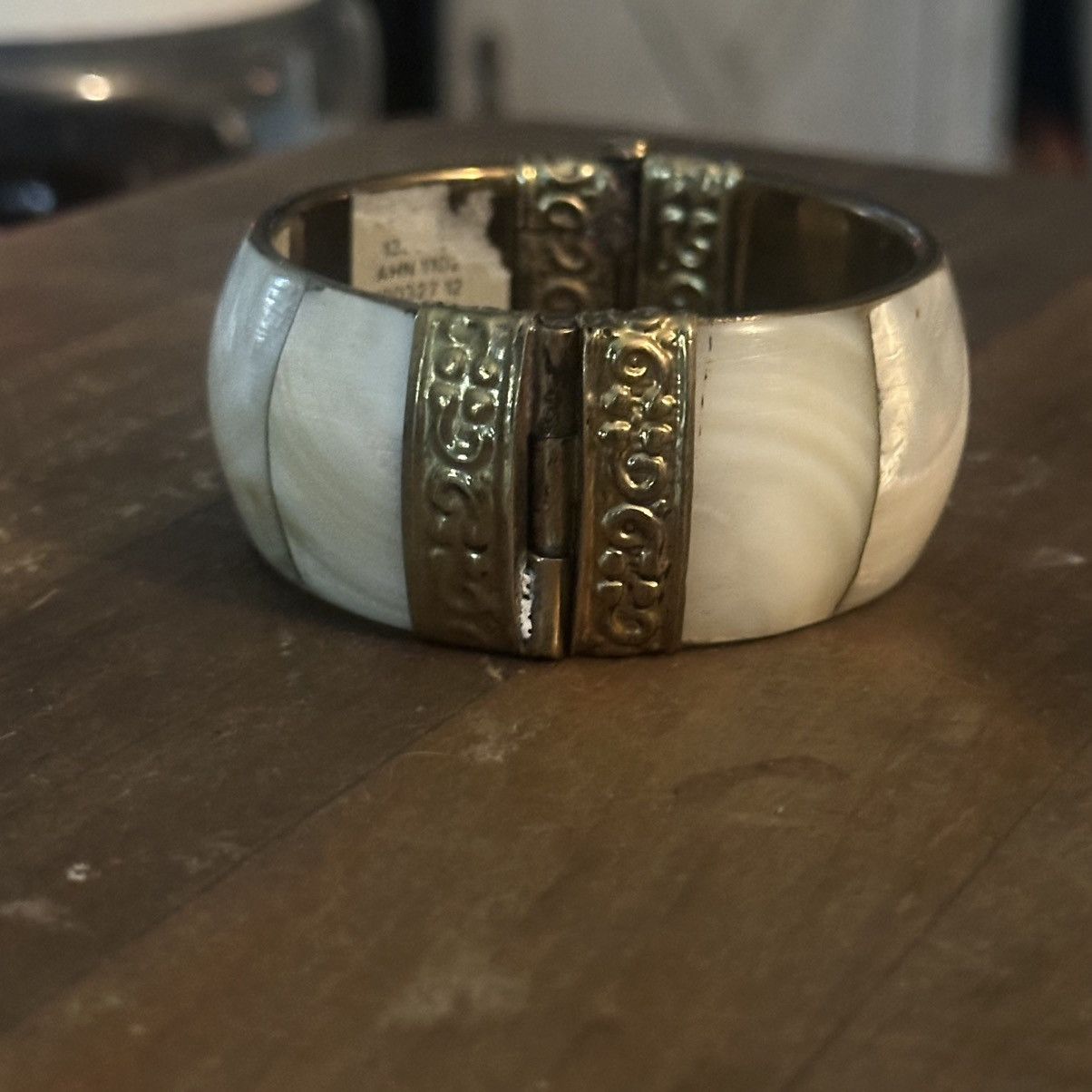 Vintage Vintage chunky mother of pearl brass hinged bangle bracelet Size ONE SIZE - 3 Thumbnail