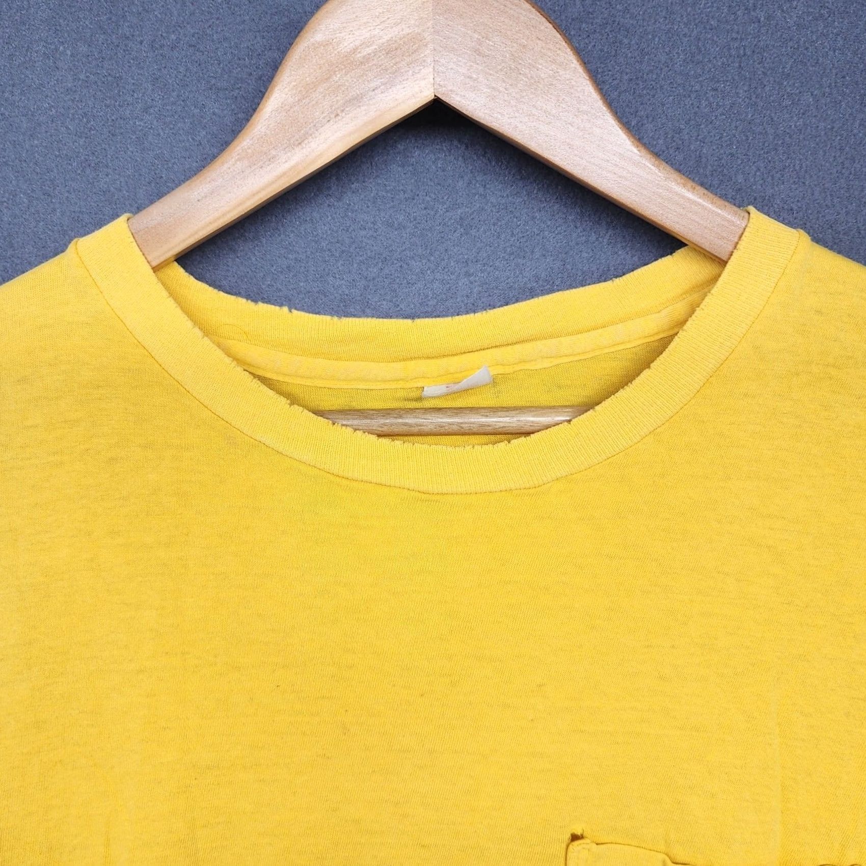 Hanes VINTAGE Hanes T Shirt Mens Large Yellow Crew Neck Pocket Distressed Thrashed Mens Size US L / EU 52-54 / 3 - 7 Thumbnail