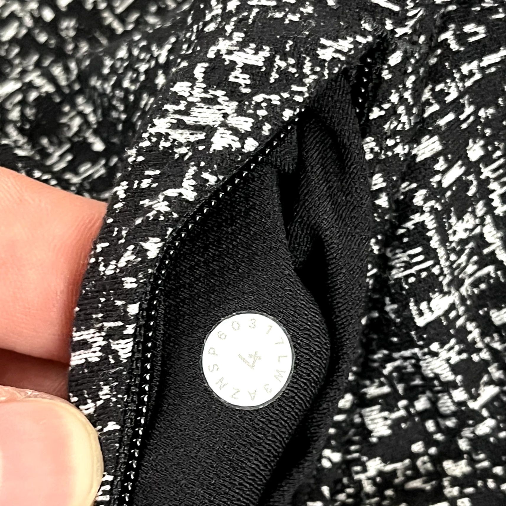 Lululemon LULULEMON Shirt Womens Size 4 Extra Mile Luon Suited Jacquard Top Long Sleeve Black Size S / US 4 / IT 40 - 3 Thumbnail