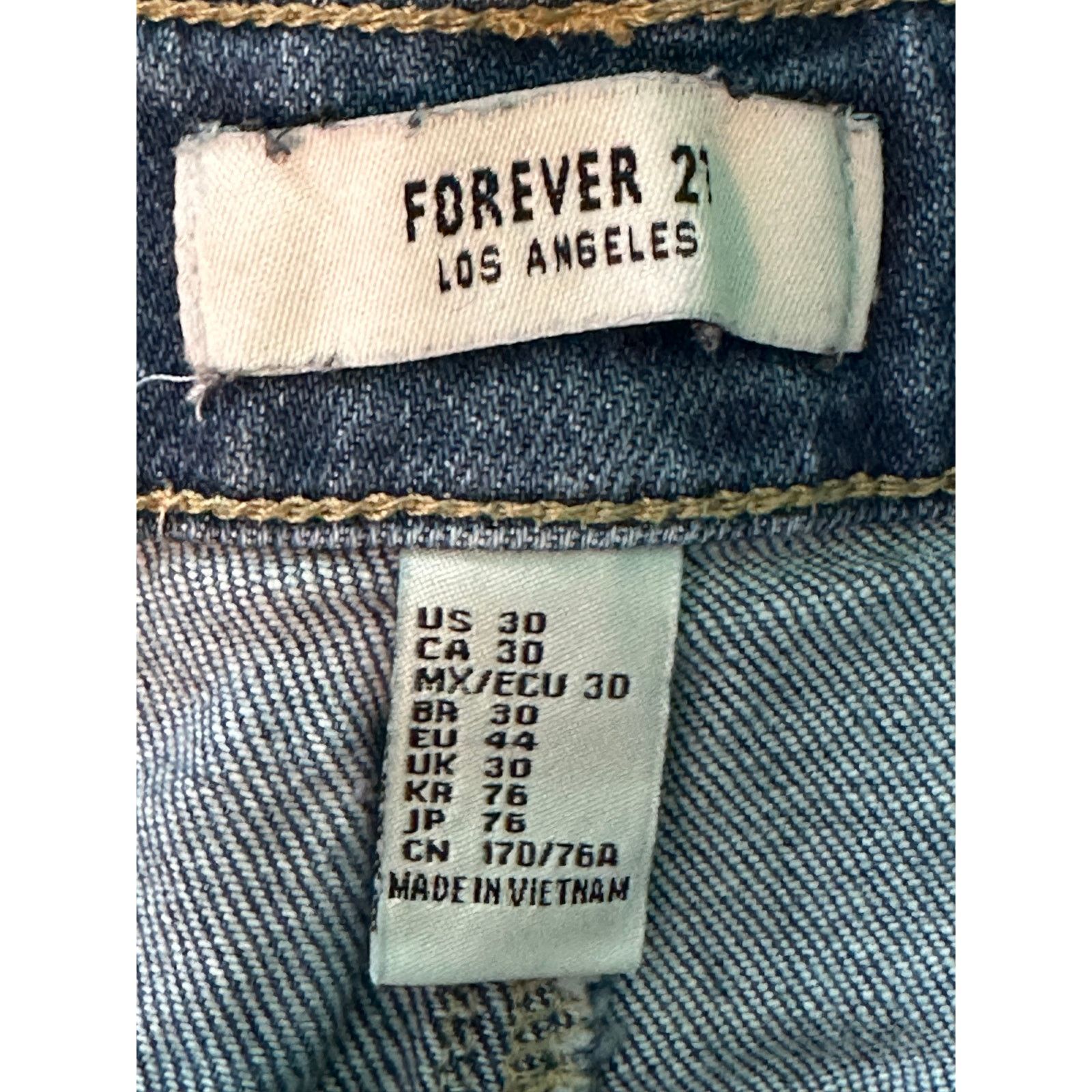 Forever 21 FOREVER 21 blue distressed raw hem jean shorts size 30 Size 30" / US 8 / IT 44 - 3 Thumbnail