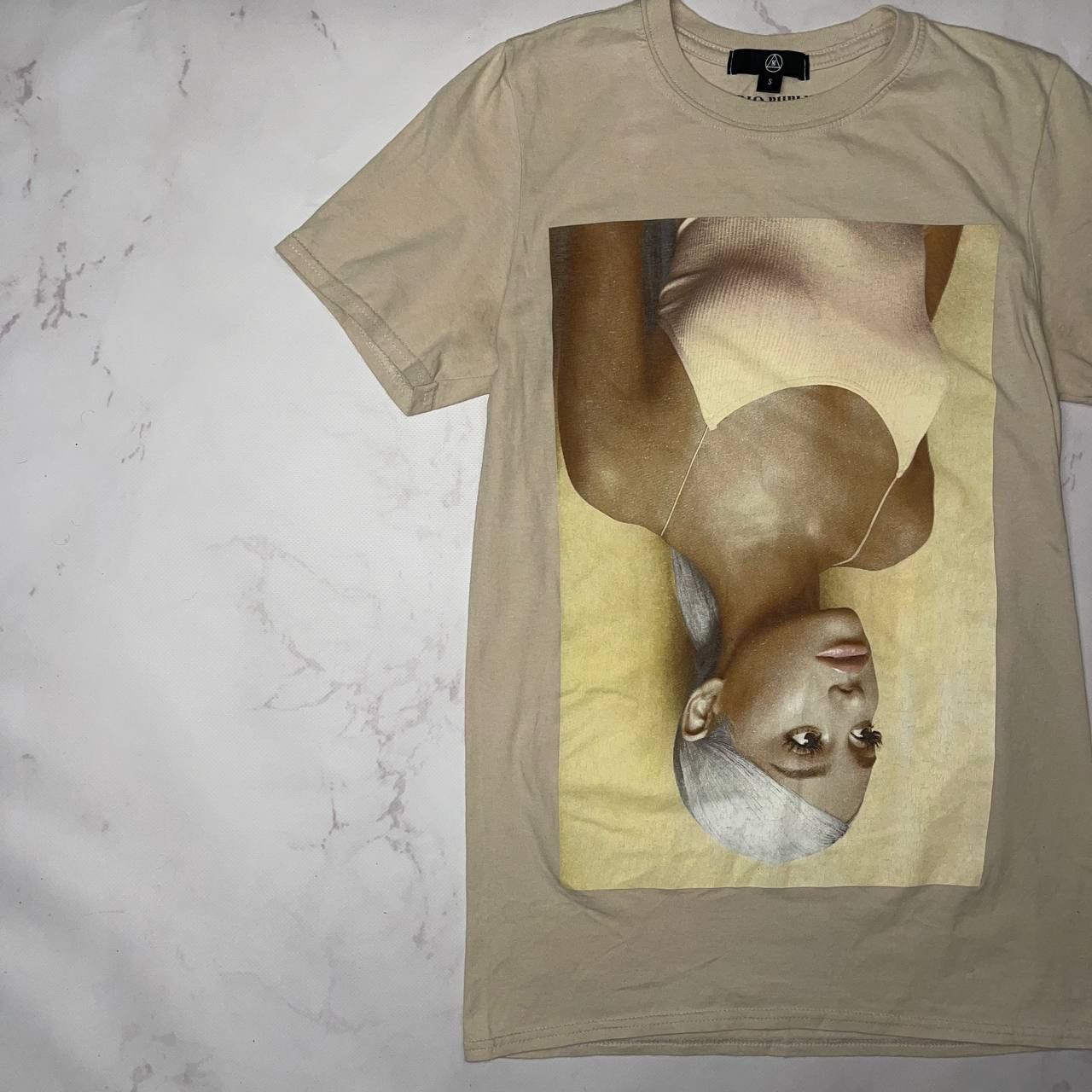 Vintage Ariana Grande Graphic Beige T Shirt Womens Size Small GUC Size S / US 4 / IT 40 - 4 Thumbnail