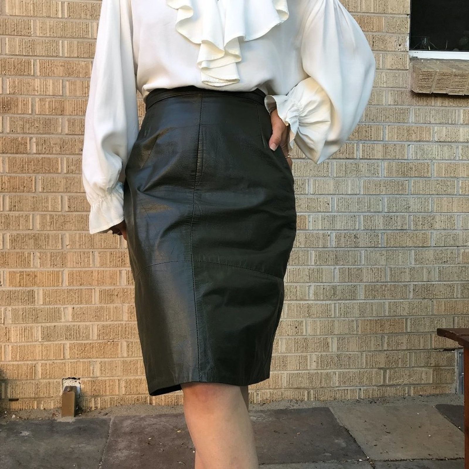 Vintage Vintage 1980s green minimalist leather skirt small Size 26" / US 2 / IT 38 - 8 Thumbnail