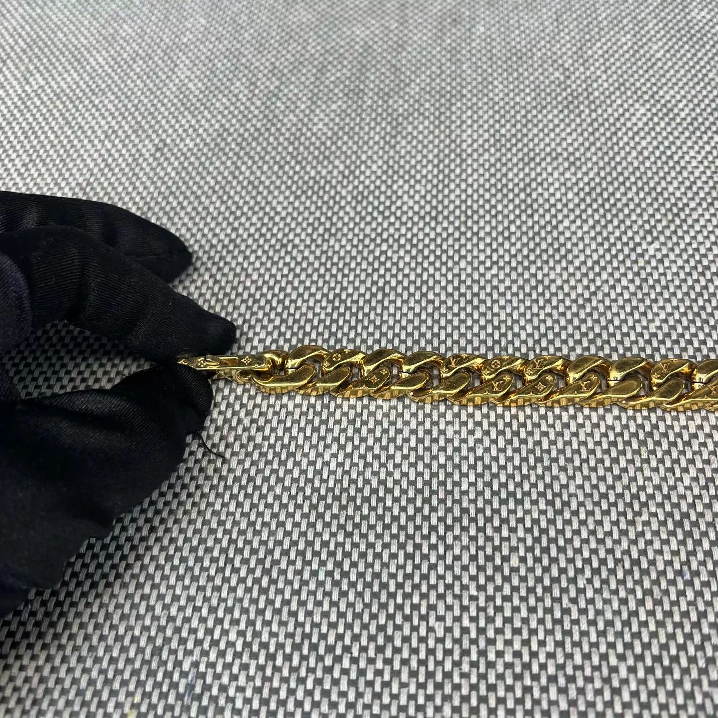 Louis Vuitton LV Gold Cuban Link Size M New Size ONE SIZE - 3 Thumbnail
