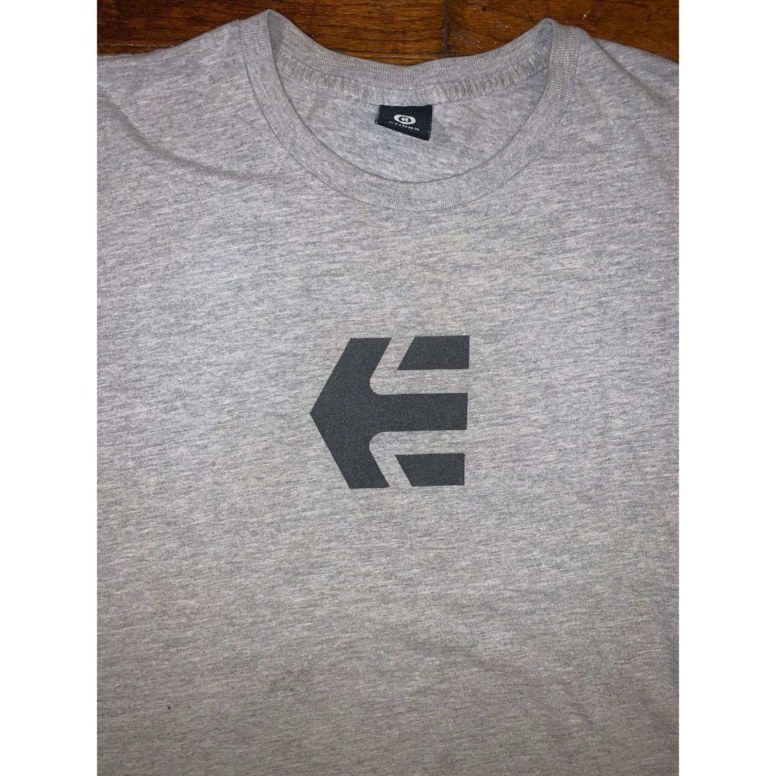 Etnies × Other × Vintage Vintage Etnies Skate T Shirt Large Gray Y2K Logo Tee Size US L / EU 52-54 / 3 - 3 Thumbnail