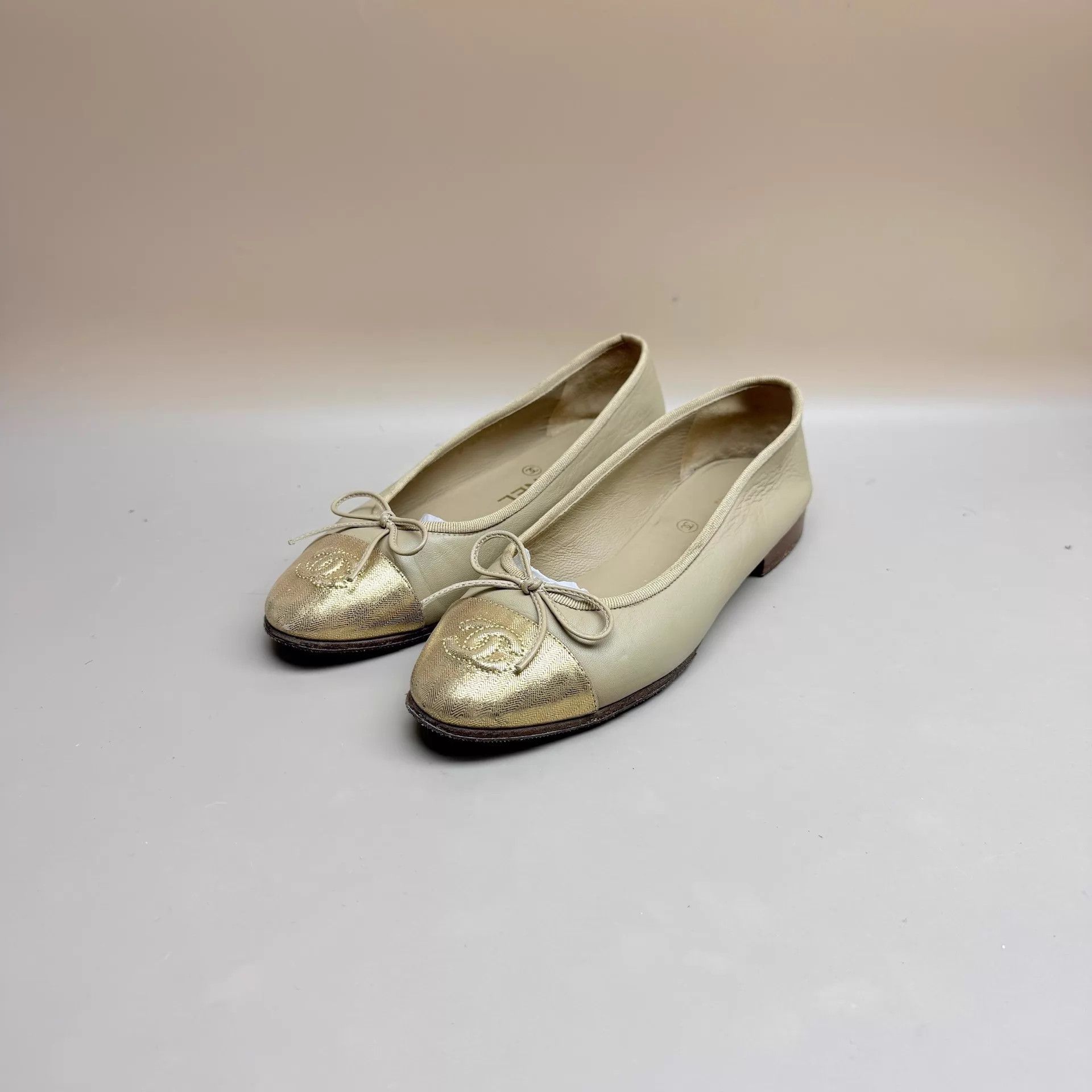 Chanel CHANEL Champagne Low-Heel Pumps Size 36 Mint Size US 5.5 / IT 35.5 - 1 Thumbnail