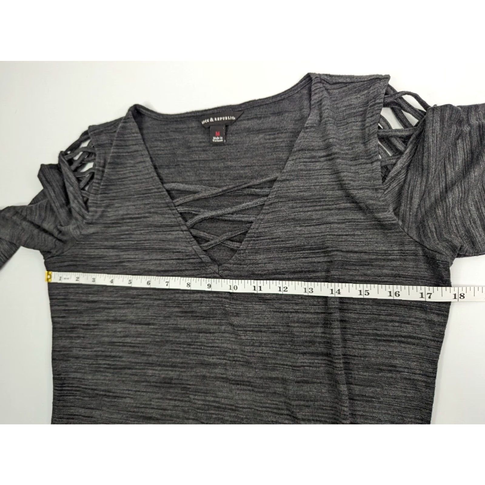 Vintage Rock & Republic Blouse Womens Medium Long Sleeve V-Neck Strappy Grey Knit Top Size M / US 6-8 / IT 42-44 - 6 Thumbnail