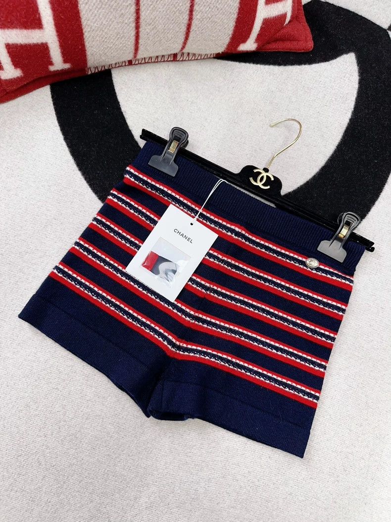 Chanel Chanel 21C red and black knitted striped shorts Size 42" / US 20 - 1 Thumbnail