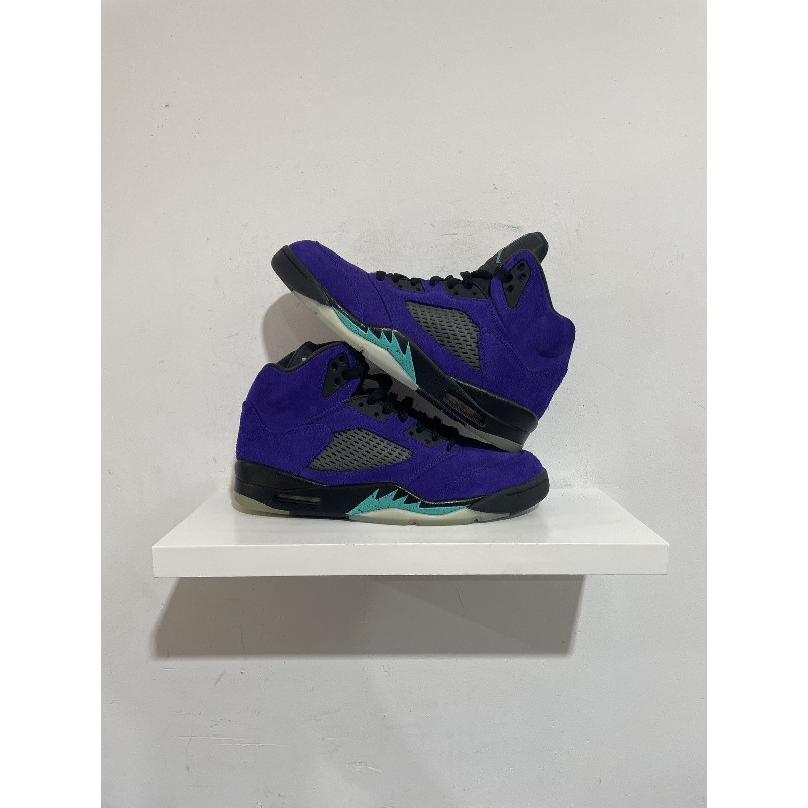 Jordan Brand NIKE JORDAN 5 ALTERNATE GRAPE SIZE 9.5 PREOWNED Size US 9.5 / EU 42-43 - 1 Thumbnail