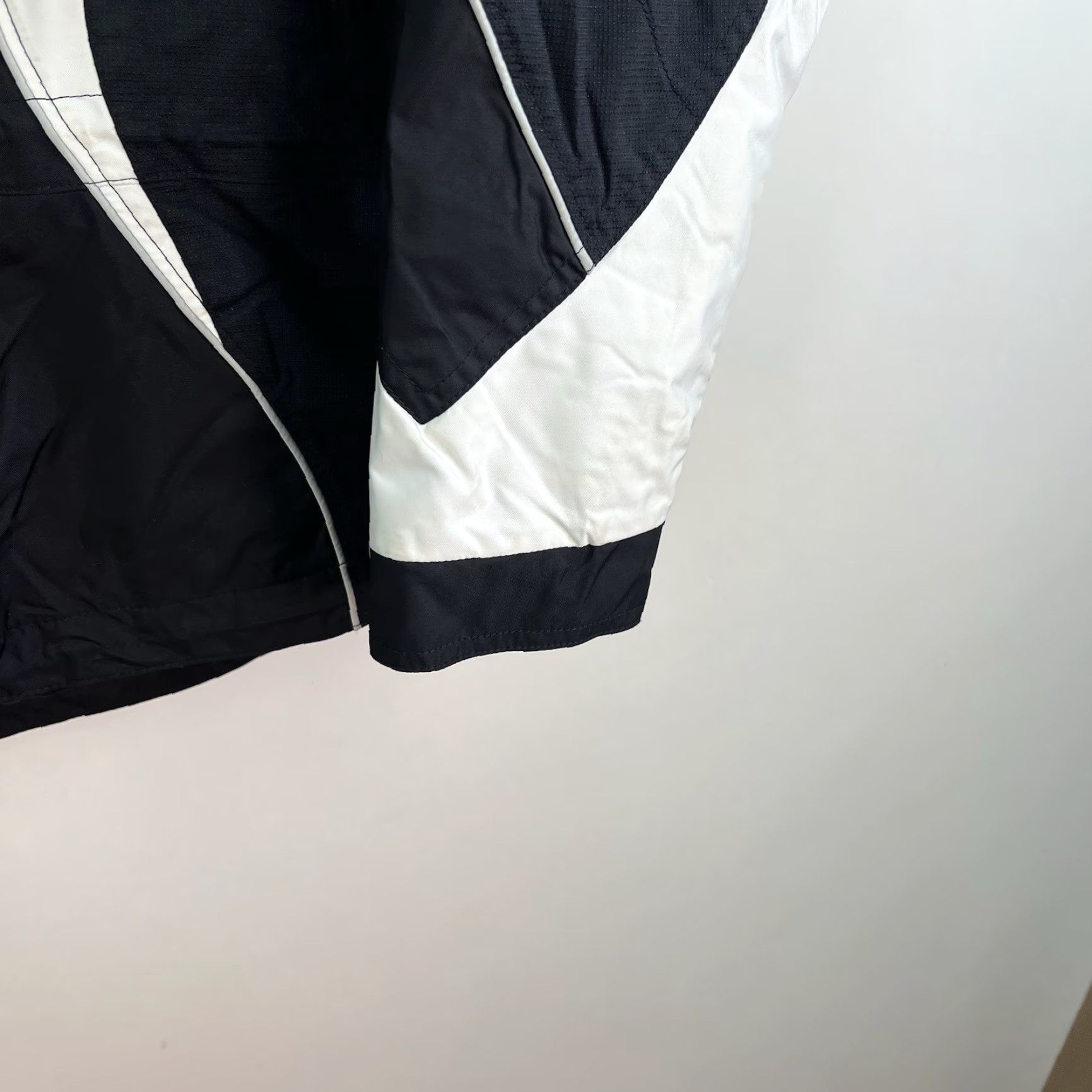 Obermeyer VINTAGE Ridgeline X4 Duroguard Ski Jacket Women’s Size 6 Black/White Obermeyer Jacket (Geometric) Women's Ski Coat Size M / US 6-8 / IT 42-44 - 4 Thumbnail