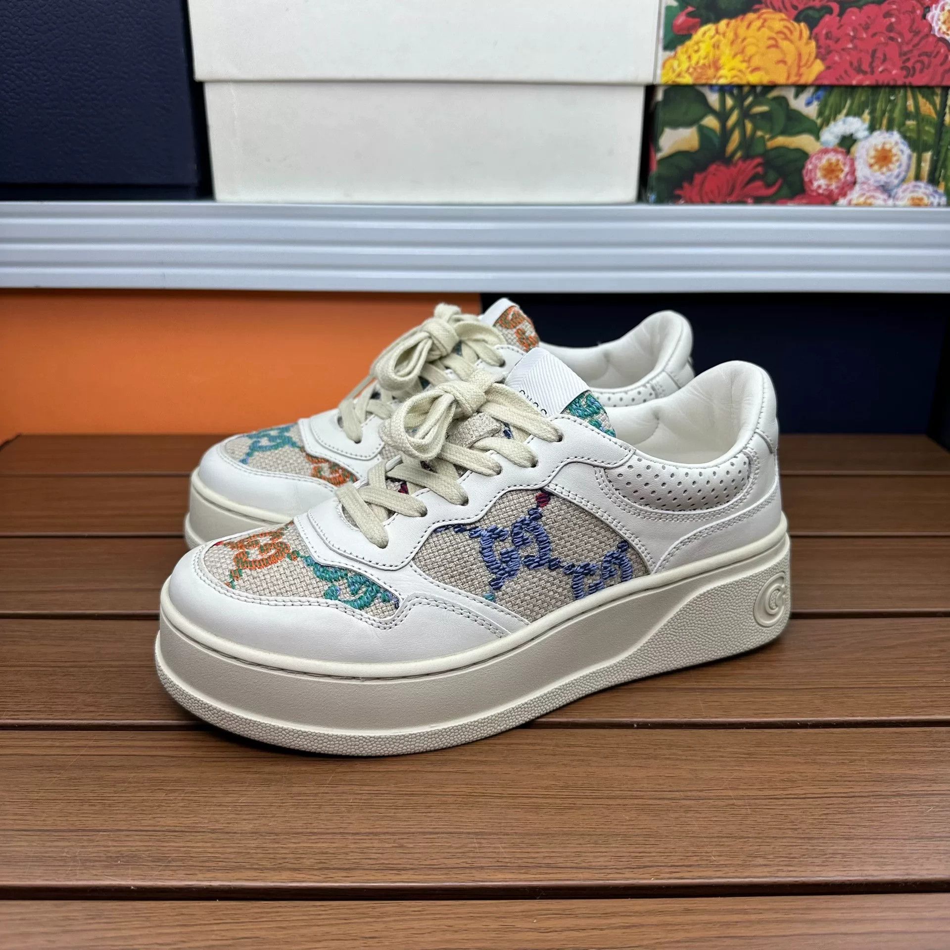 Gucci Gucci Embroidered White Lowtop Sneakers it_36-5 Women Size US 6.5 / IT 36.5 - 1 Thumbnail