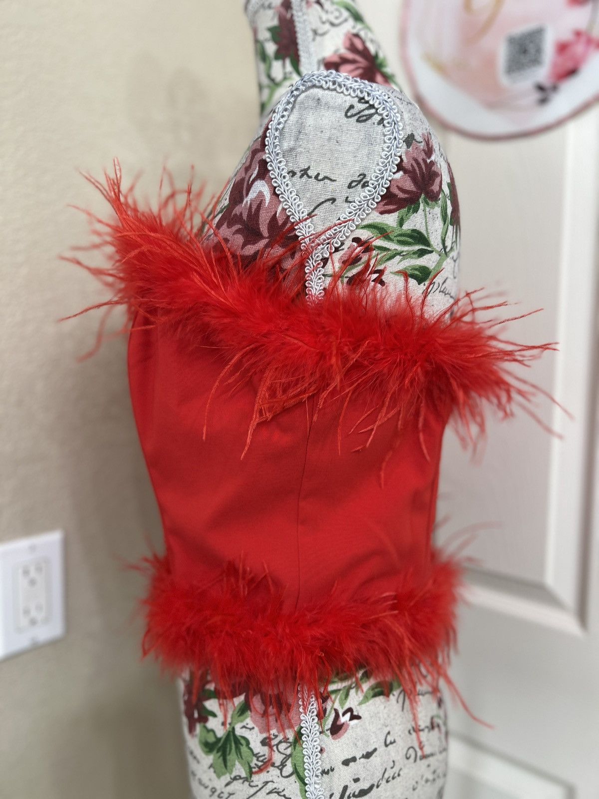 Fashion Nova Fashion Nova red top size L with feather trim Size L / US 10 / IT 46 - 5 Thumbnail